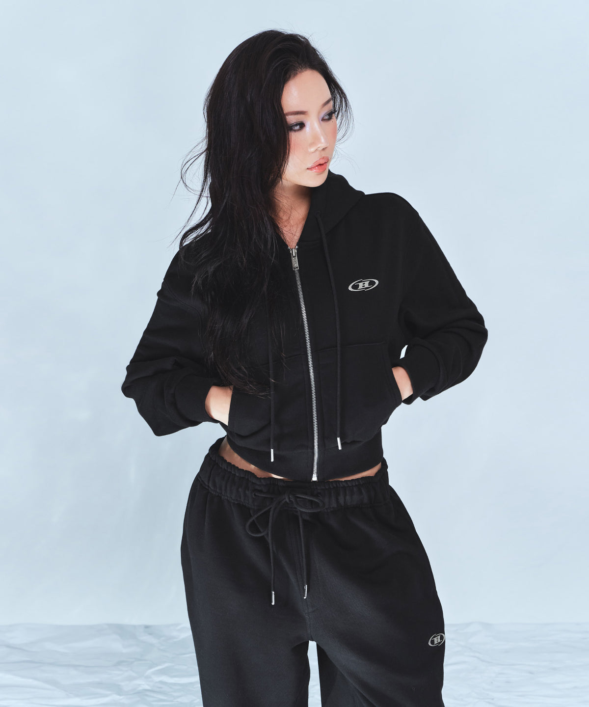 CHROME B CROP ZIP-UP HOODIE [BLACK]