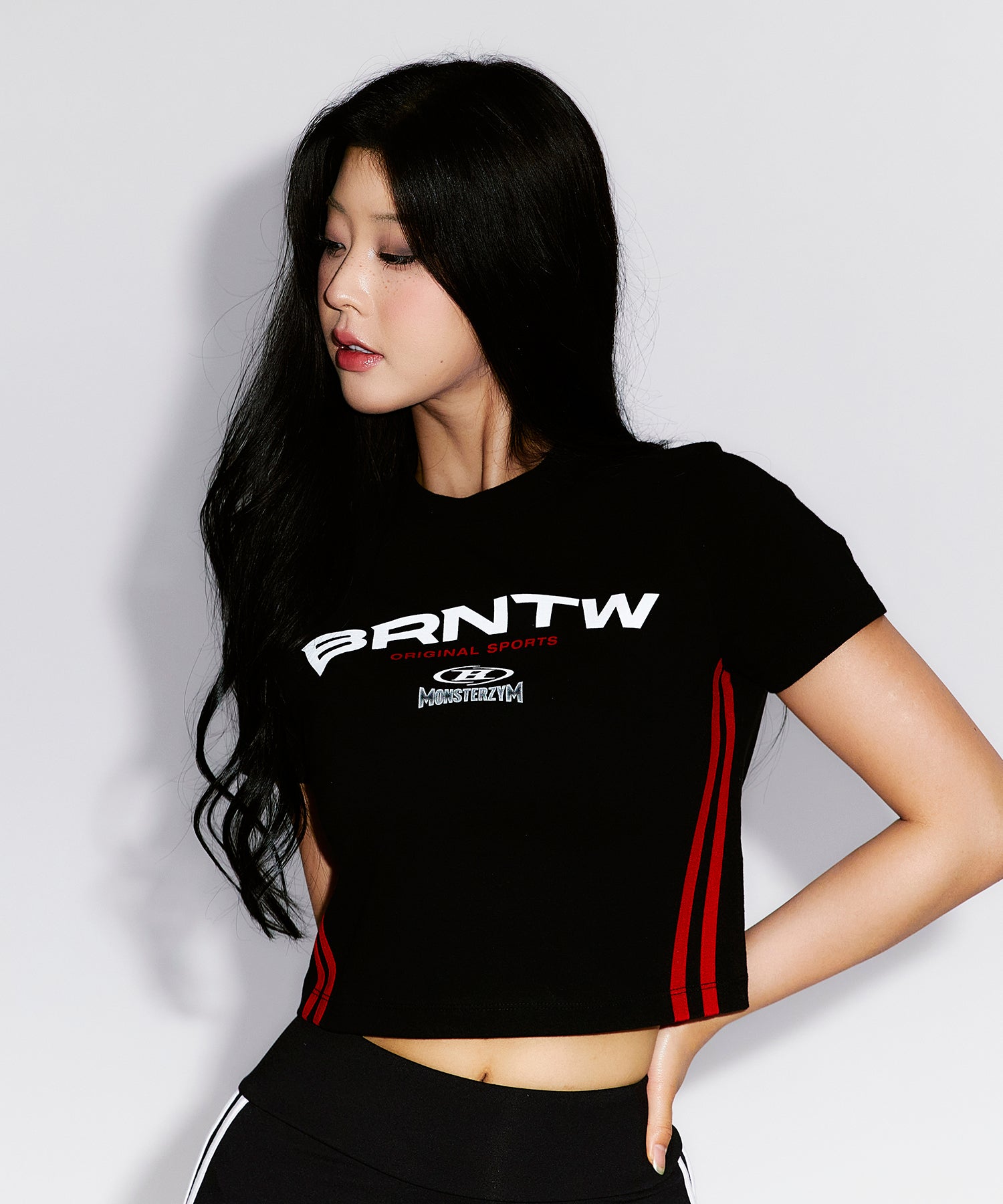 【予約販売：ご注文より1～3週間後に発送予定】MONSTERZYM SEMI CROP T-SHIRTS [BLACK]