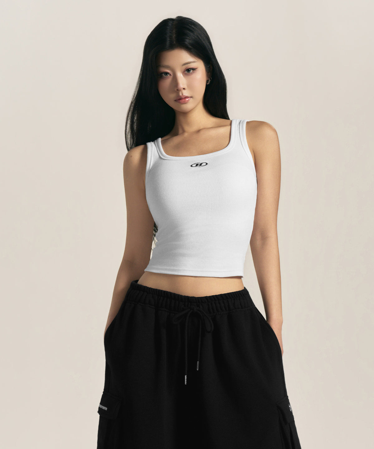 【予約販売：ご注文より1～3週間後に発送予定】W SYMBOL B ESSENTIAL SLEEVELESS [WHITE]