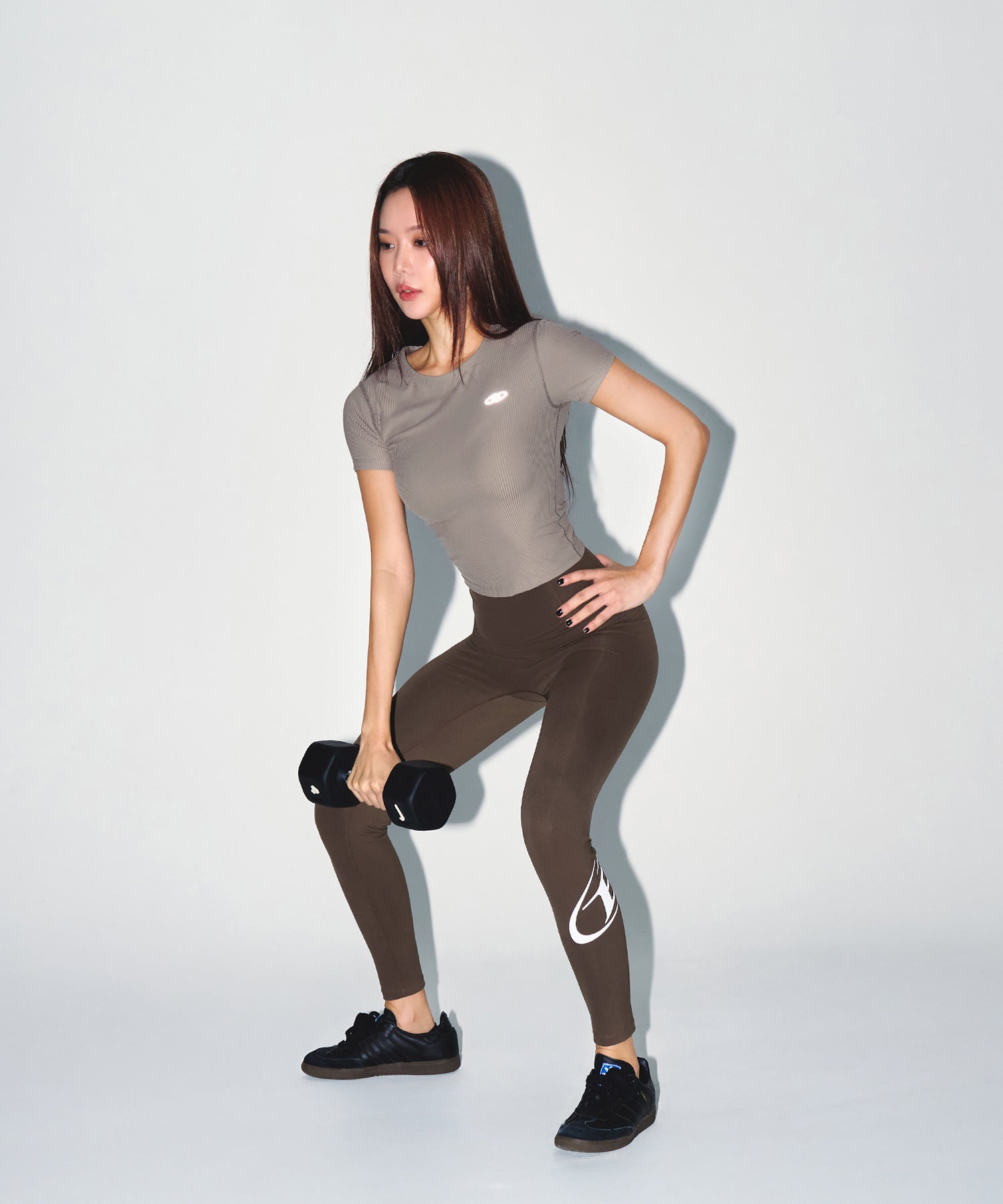 【予約販売：ご注文より1～3週間後に発送予定】W FITNESS RIBBED T-SHIRTS [BROWN]