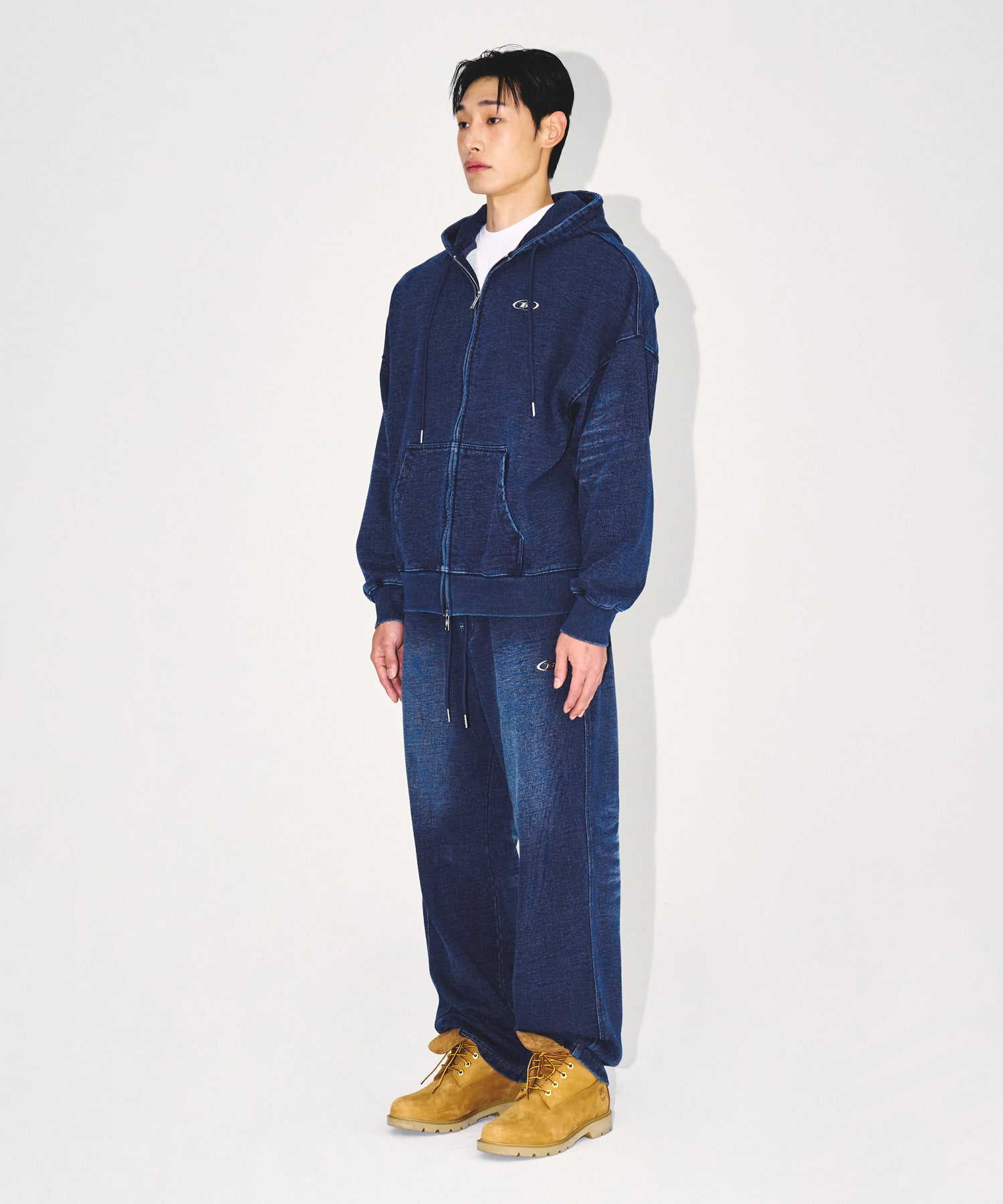 【予約販売：ご注文より1～3週間後に発送予定】DENIM LIKE SWEAT PANTS [MID DENIM]