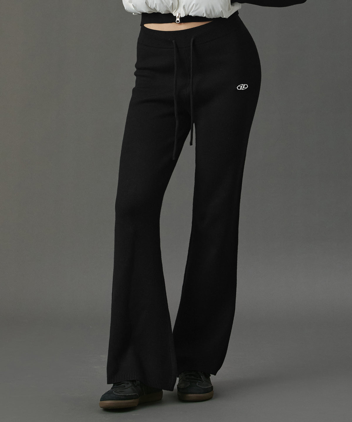 【韓国限定】W B PENDANT KNIT BOOTS CUT PANTS [BLACK]