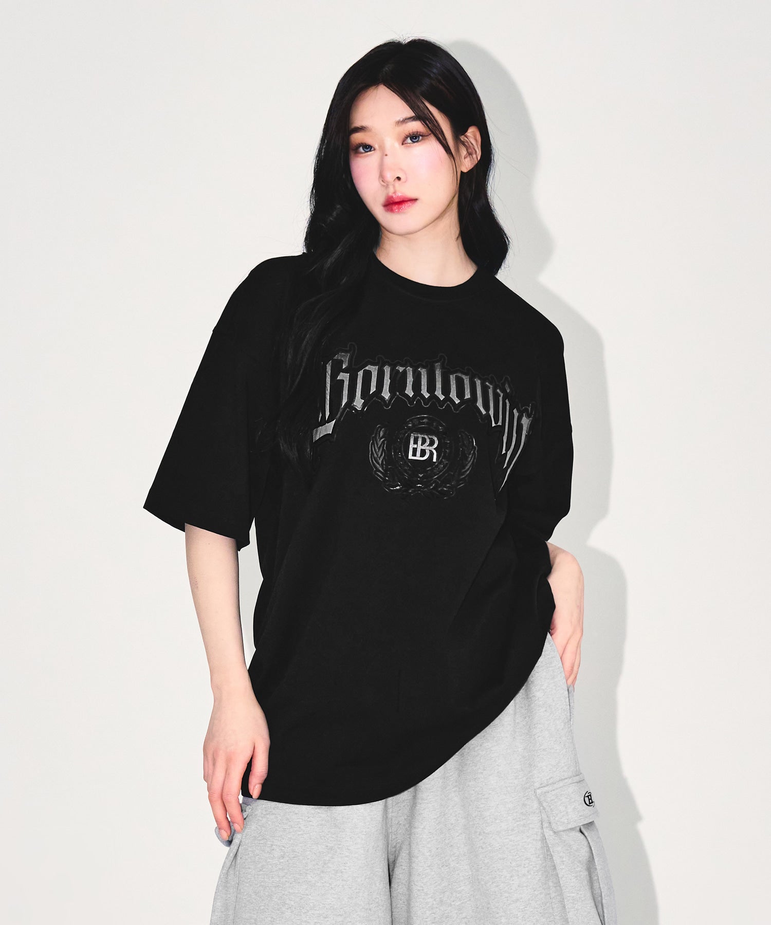 【予約販売：ご注文より1～3週間後に発送予定】EMBLEM LOGO SEMI OVER FIT T-SHIRTS [BLACK]