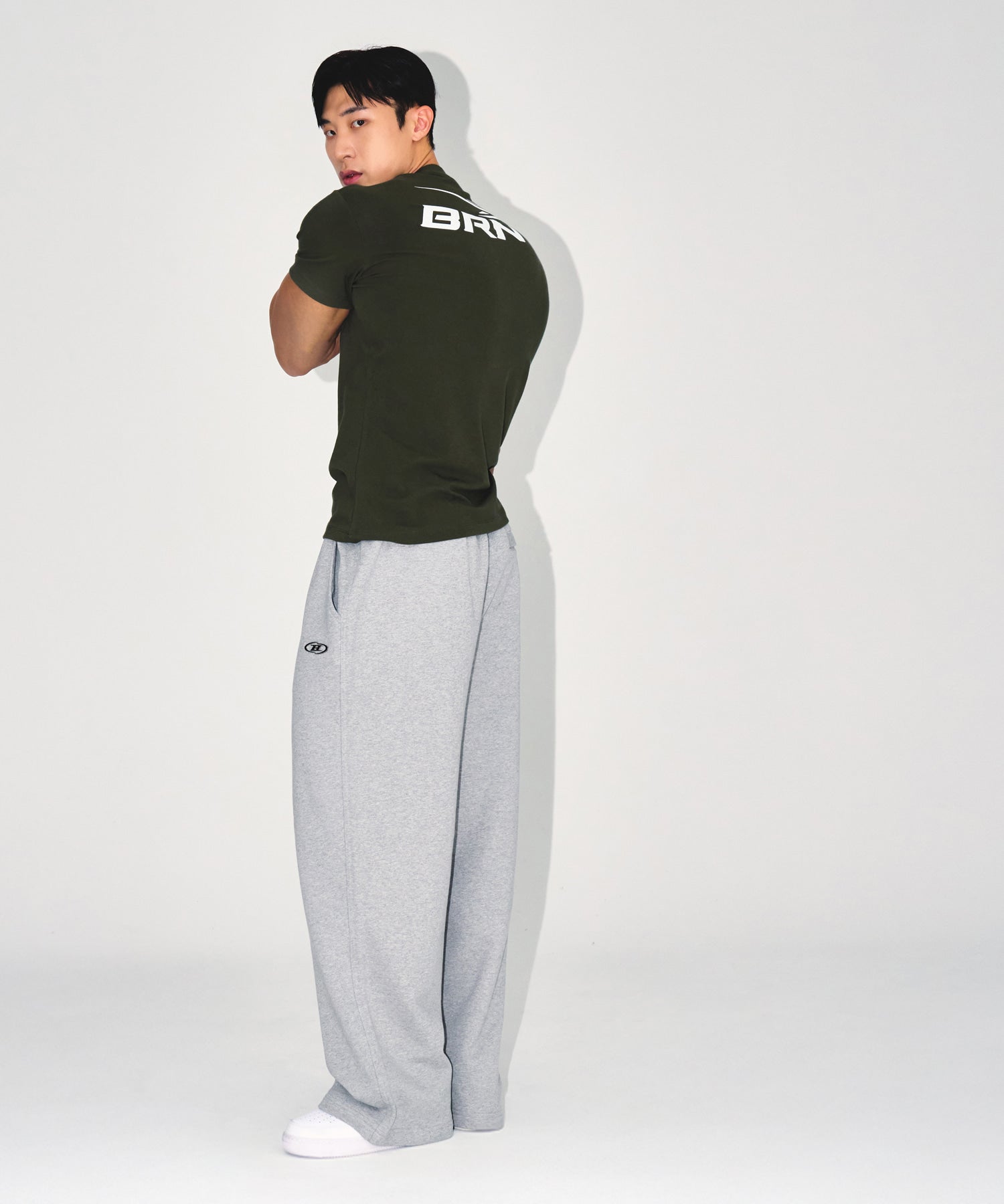【予約販売：ご注文より1～3週間後に発送予定】BRNT BACK LOGO MUSCLE FIT T-SHIRTS [KHAKI]