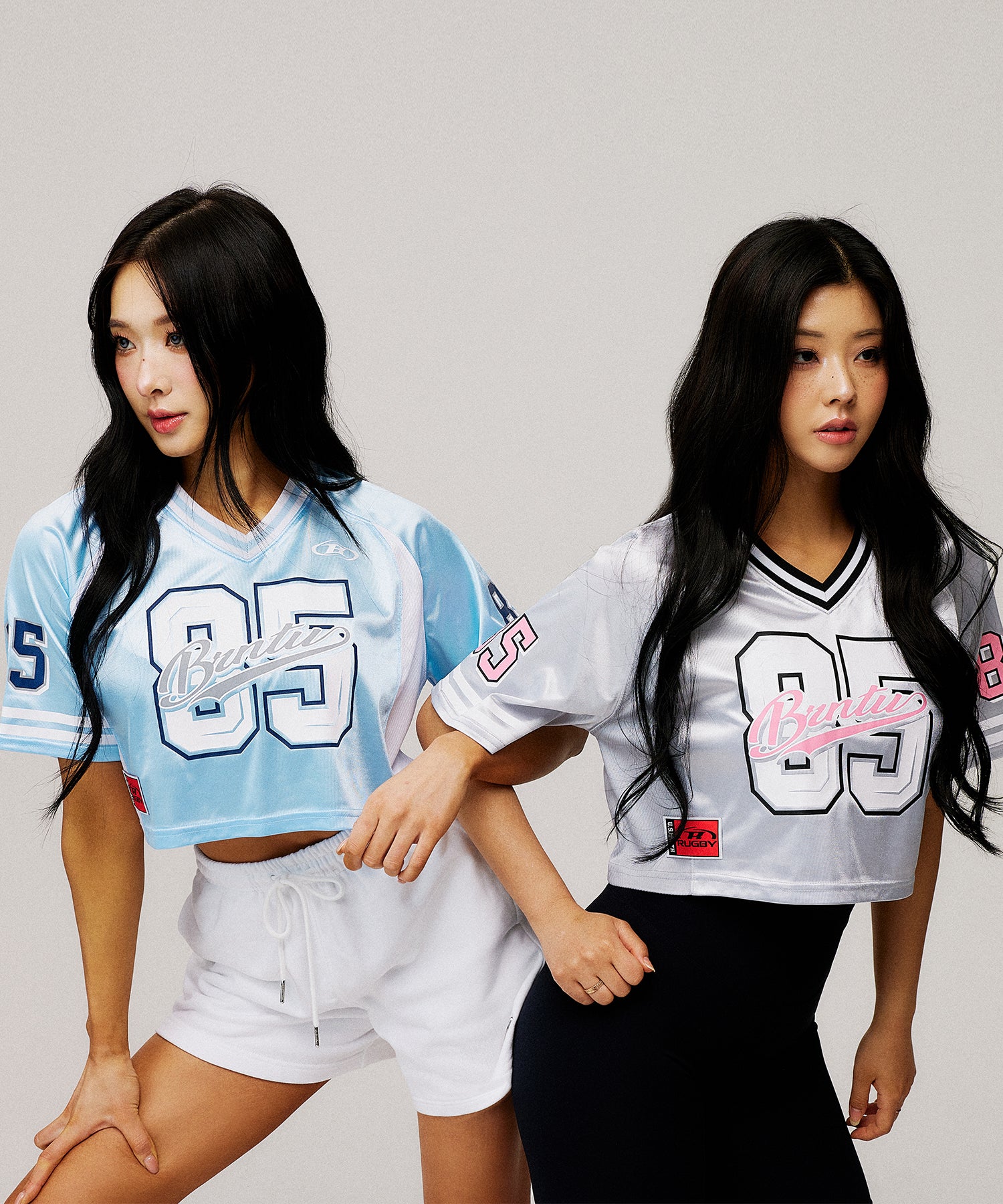 【予約販売：ご注文より1～3週間後に発送予定】W RUGBY JERSEY CROP T-SHIRTS [LIGHT BLUE]