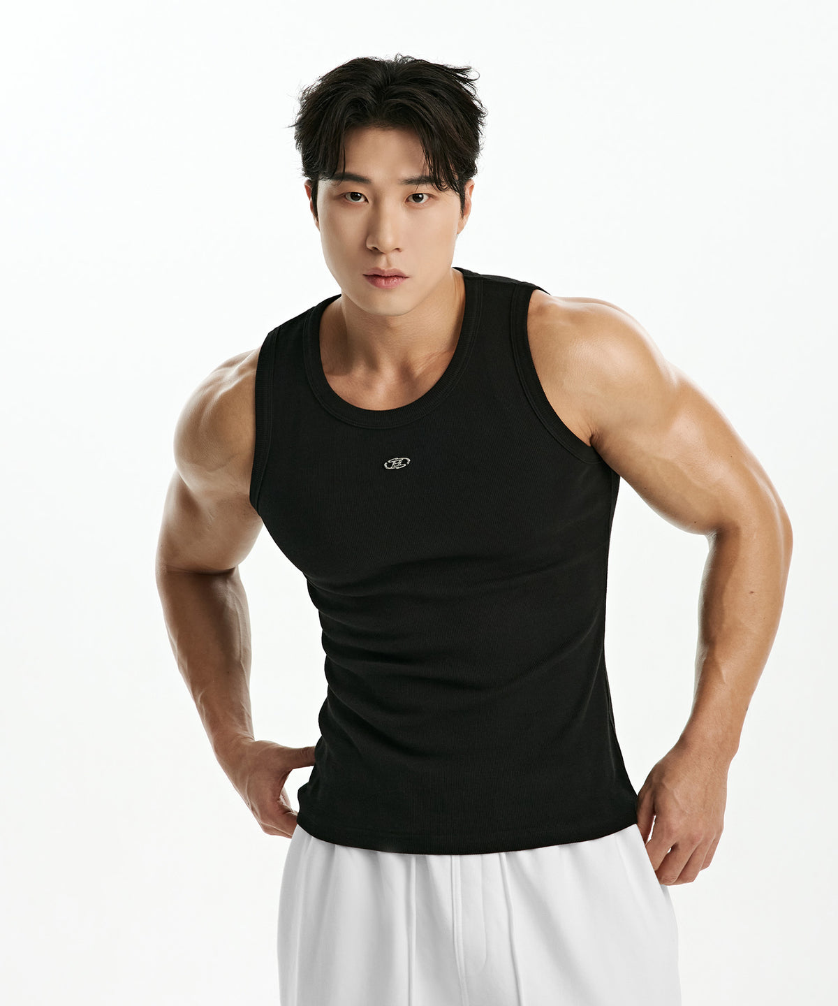 【予約販売：ご注文より1～3週間後に発送予定】B PENDANT RIBBED SLEEVELESS [BLACK]