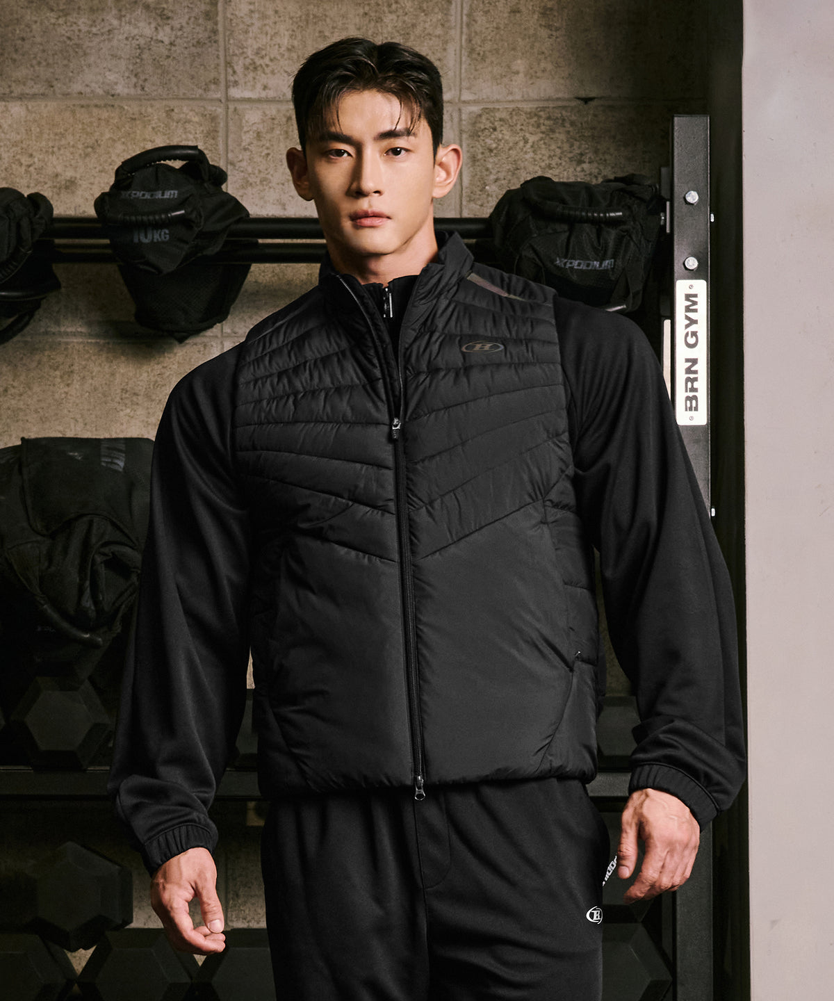 【韓国限定】SYMBOL B PADDED MUSCLE FIT VEST [BLACK]