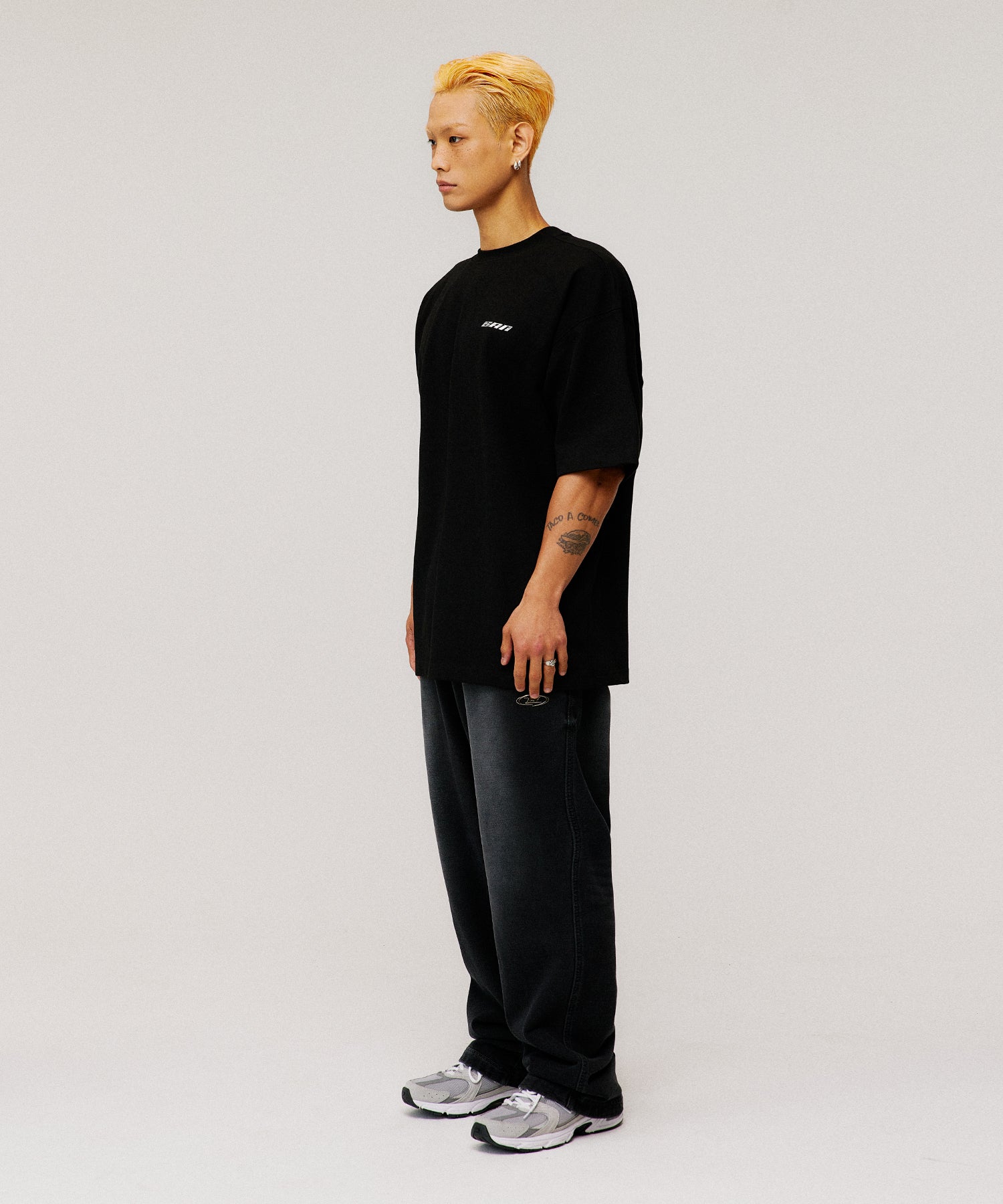SILVER BRN SEMI OVER FIT T-SHIRTS [BLACK]