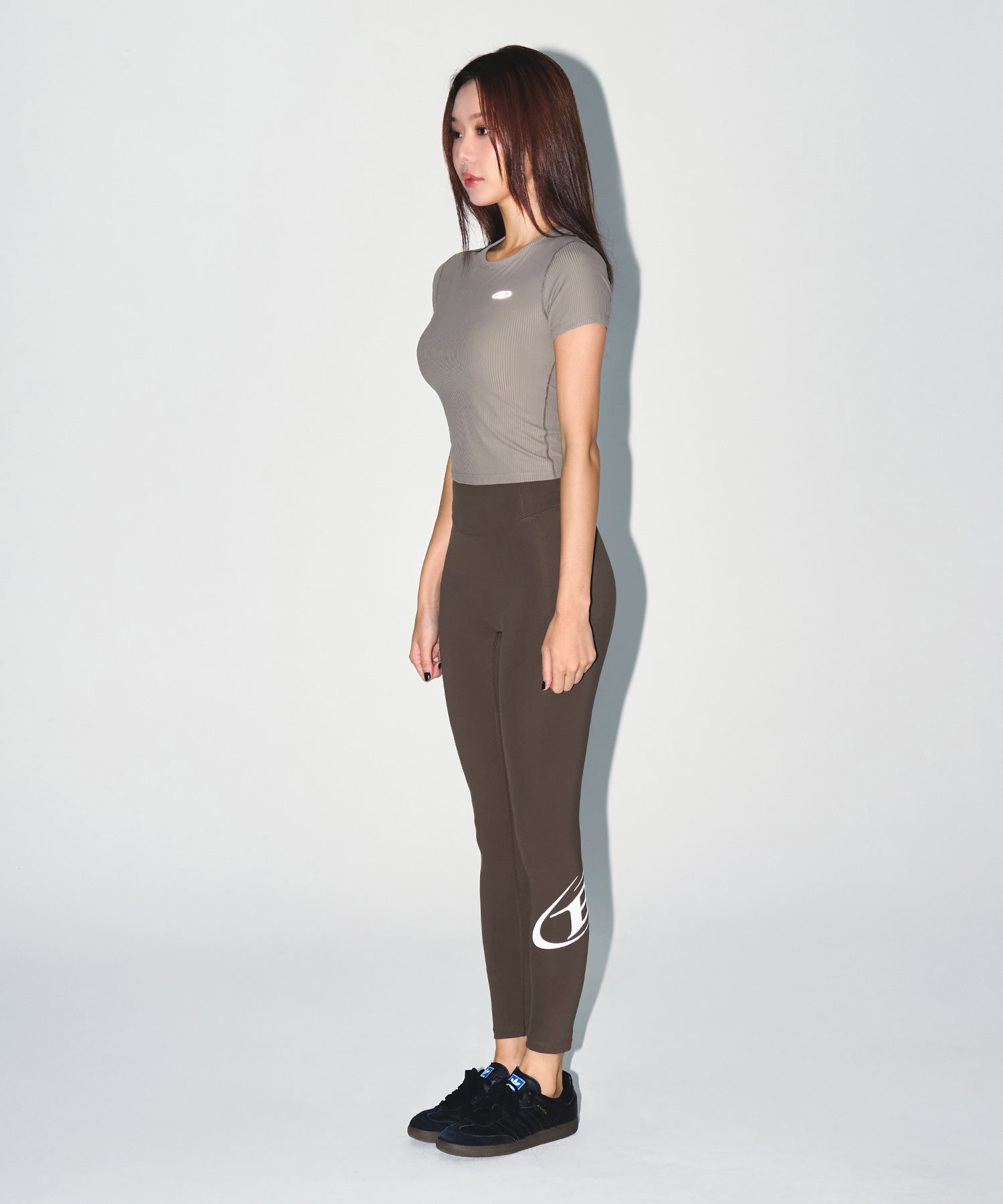 【予約販売：ご注文より1～3週間後に発送予定】W FITNESS RIBBED T-SHIRTS [BROWN]