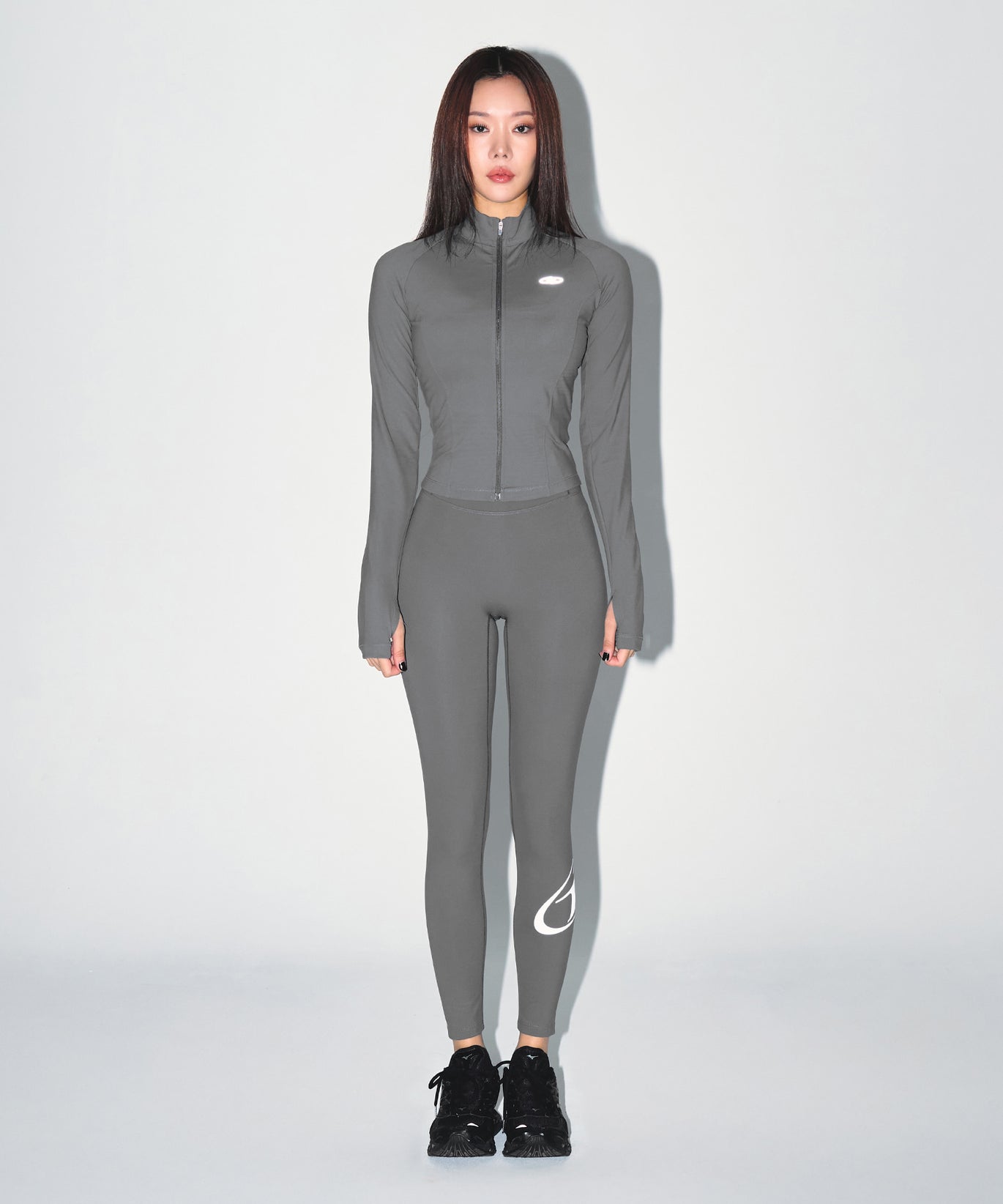 韓国限定】W SYMBOL B FLEECE LONG LEGGINGS [CHARCOAL] – BORNTOWIN