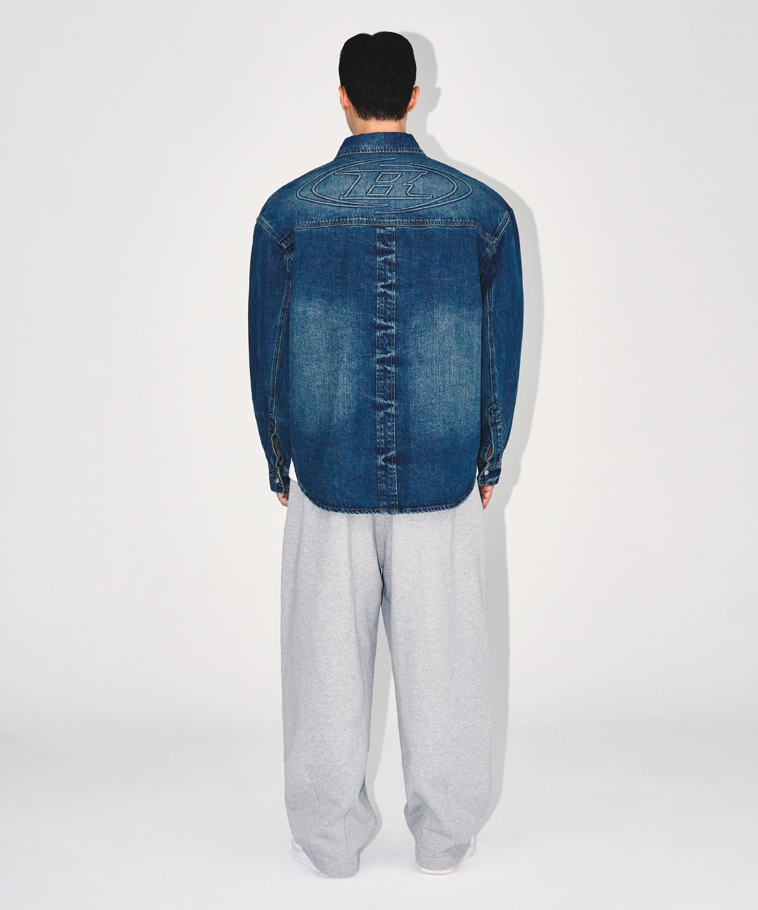 【予約販売：ご注文より1～3週間後に発送予定】WASHED DENIM OVER FIT SHIRTS [MID DENIM]
