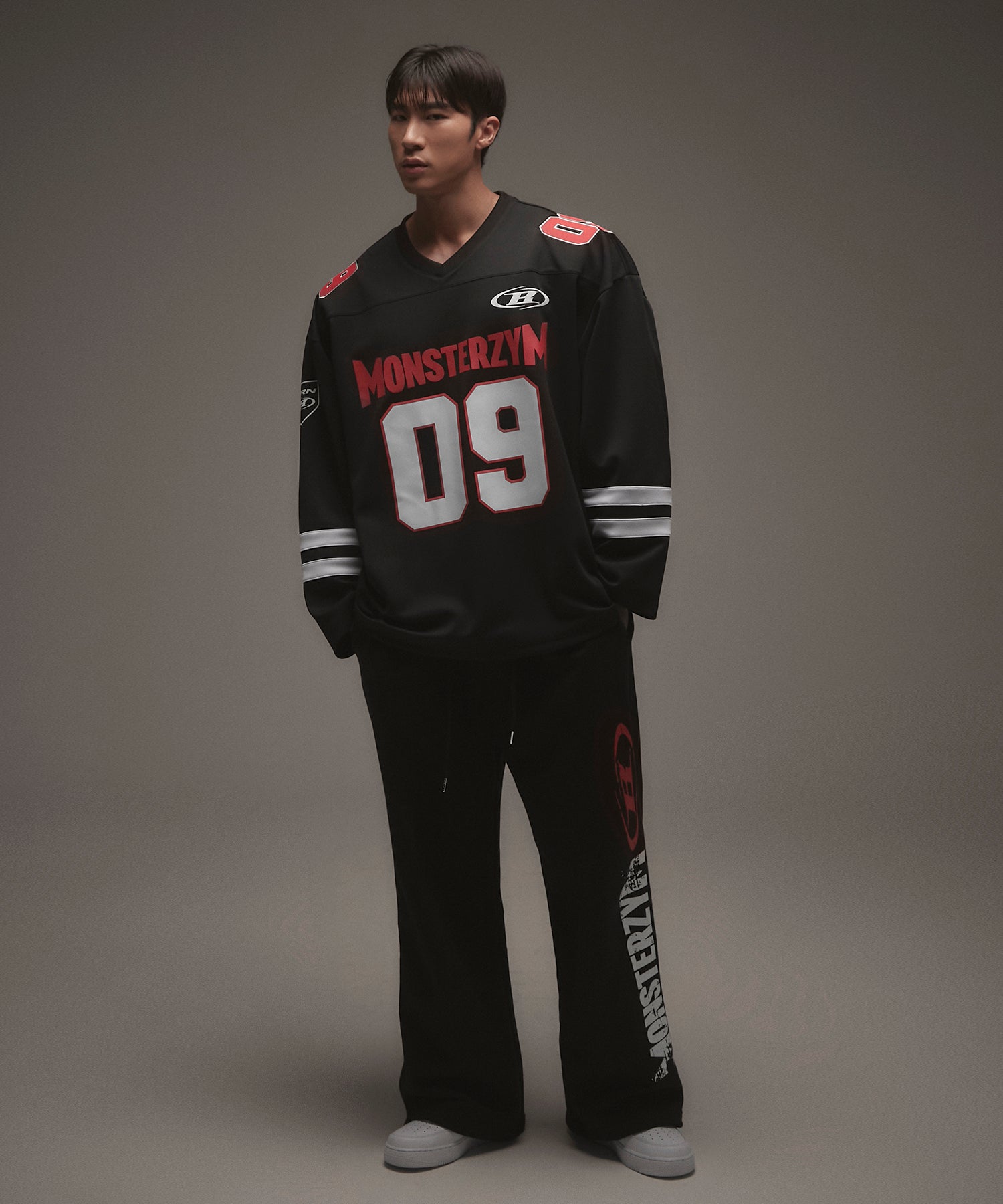 【予約販売：ご注文より1～3週間後に発送予定】MONSTERZYM HOCKEY JERSEY [BLACK]