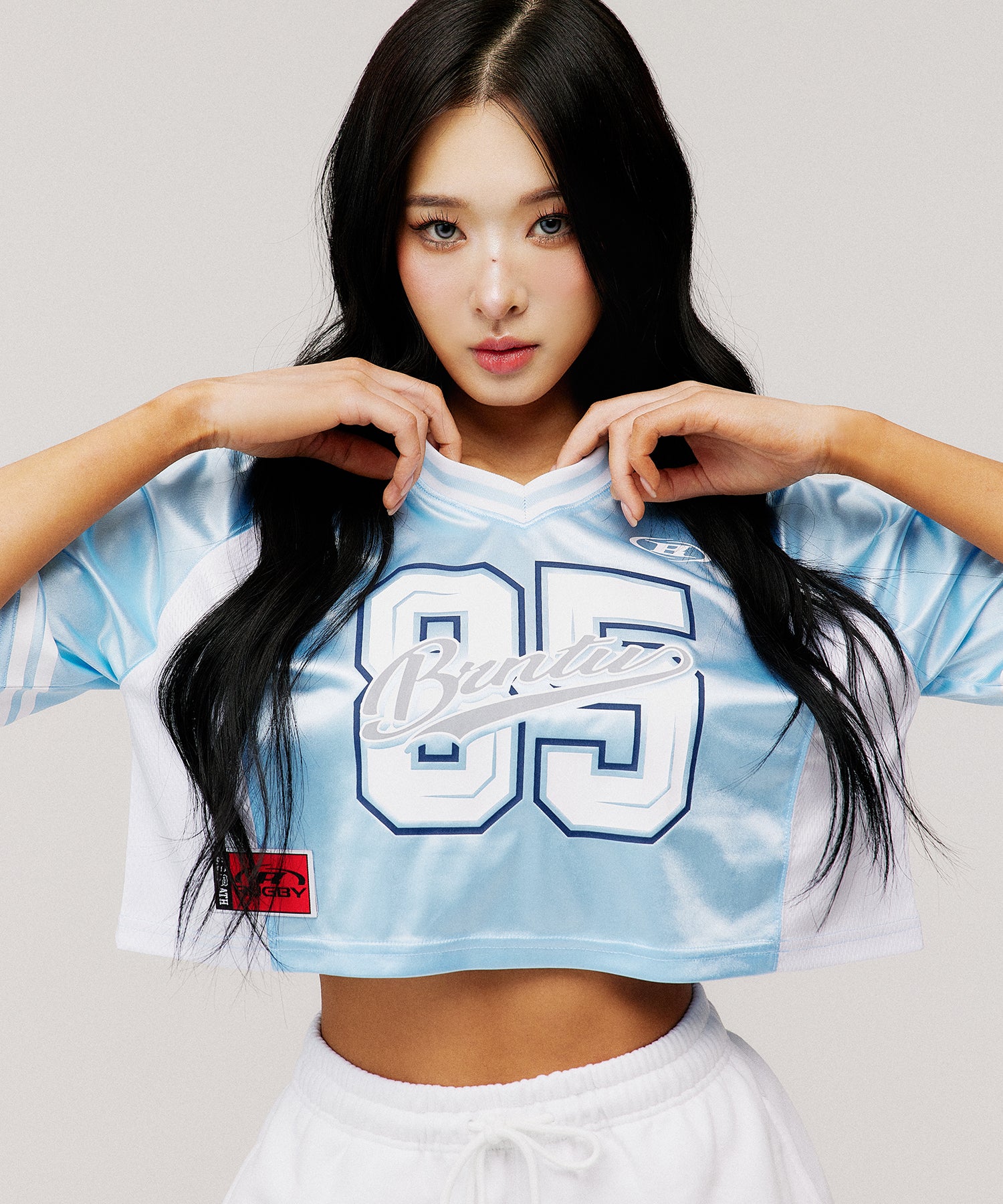 【予約販売：ご注文より1～3週間後に発送予定】W RUGBY JERSEY CROP T-SHIRTS [LIGHT BLUE]