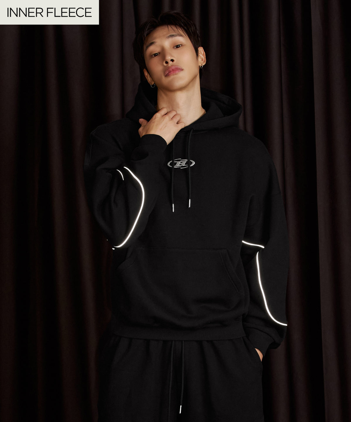 【韓国限定】BIG CHROME REFLECTIVE LINE FLEECE HOODIE [BLACK]