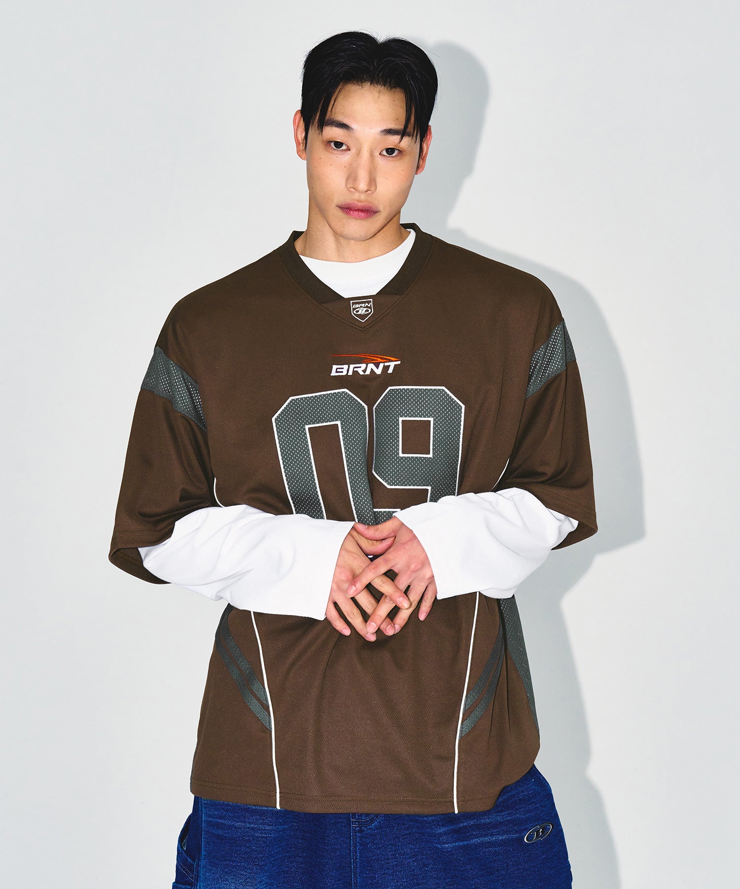 【予約販売：ご注文より1～3週間後に発送予定】09 APPLIQUE RUGBY JERSEY T-SHIRTS [BROWN]