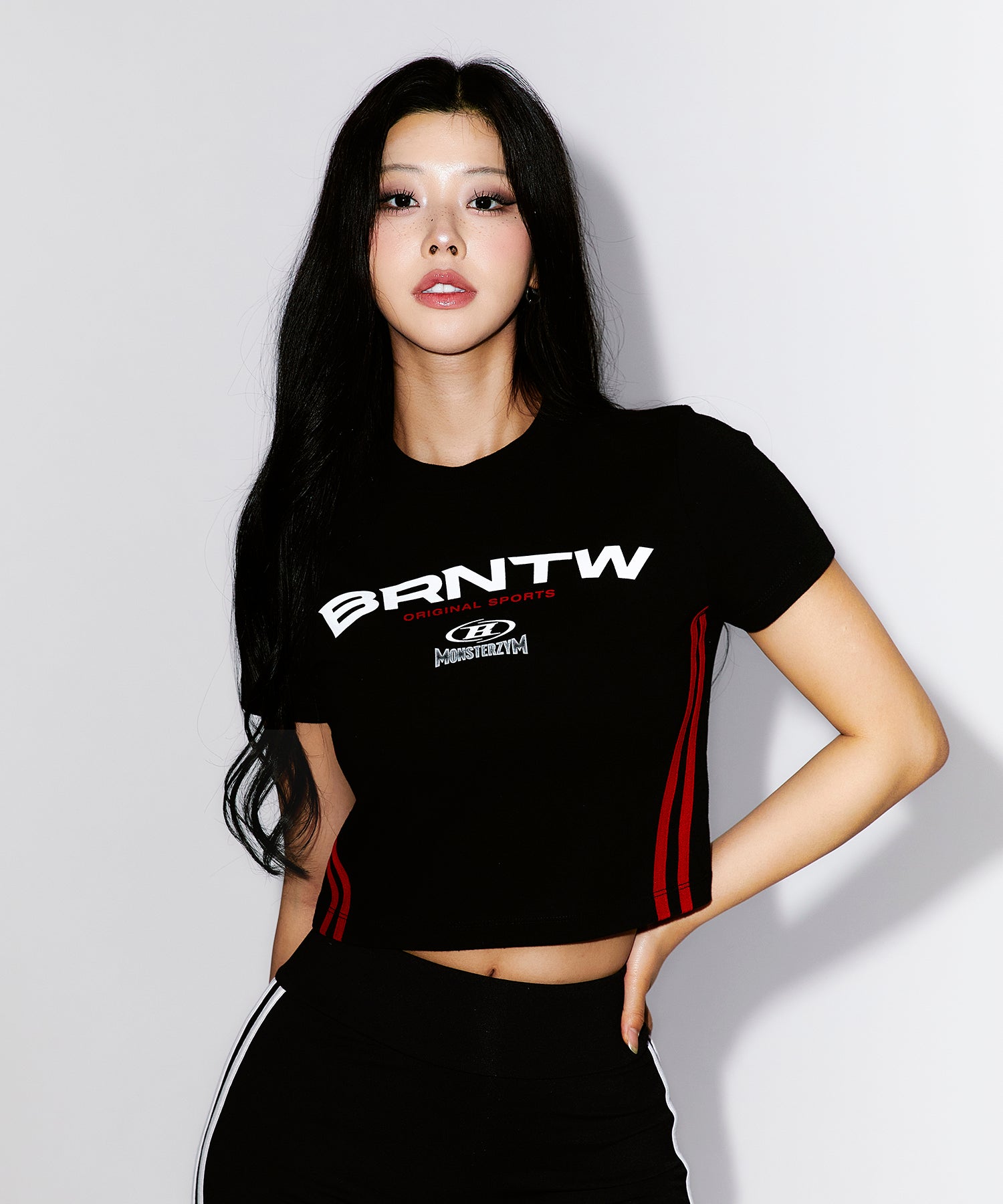 【予約販売：ご注文より1～3週間後に発送予定】MONSTERZYM SEMI CROP T-SHIRTS [BLACK]