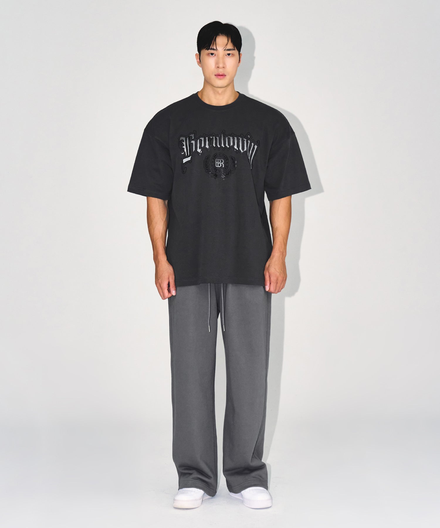【予約販売：ご注文より1～3週間後に発送予定】EMBLEM LOGO SEMI OVER FIT T-SHIRTS [CHARCOAL]