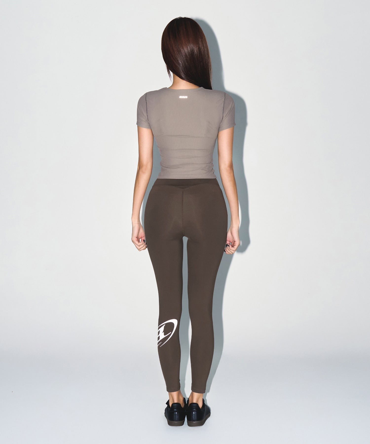 【予約販売：ご注文より1～3週間後に発送予定】W FITNESS RIBBED T-SHIRTS [BROWN]