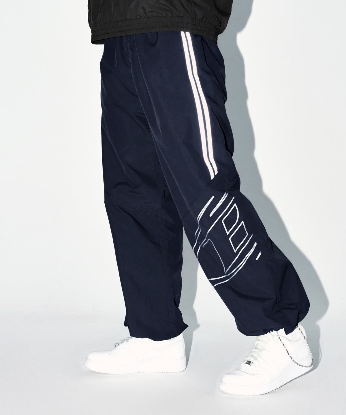 【韓国限定】REFLECTIVE LINE BIG SYMBOL WIDE PANTS [NAVY]
