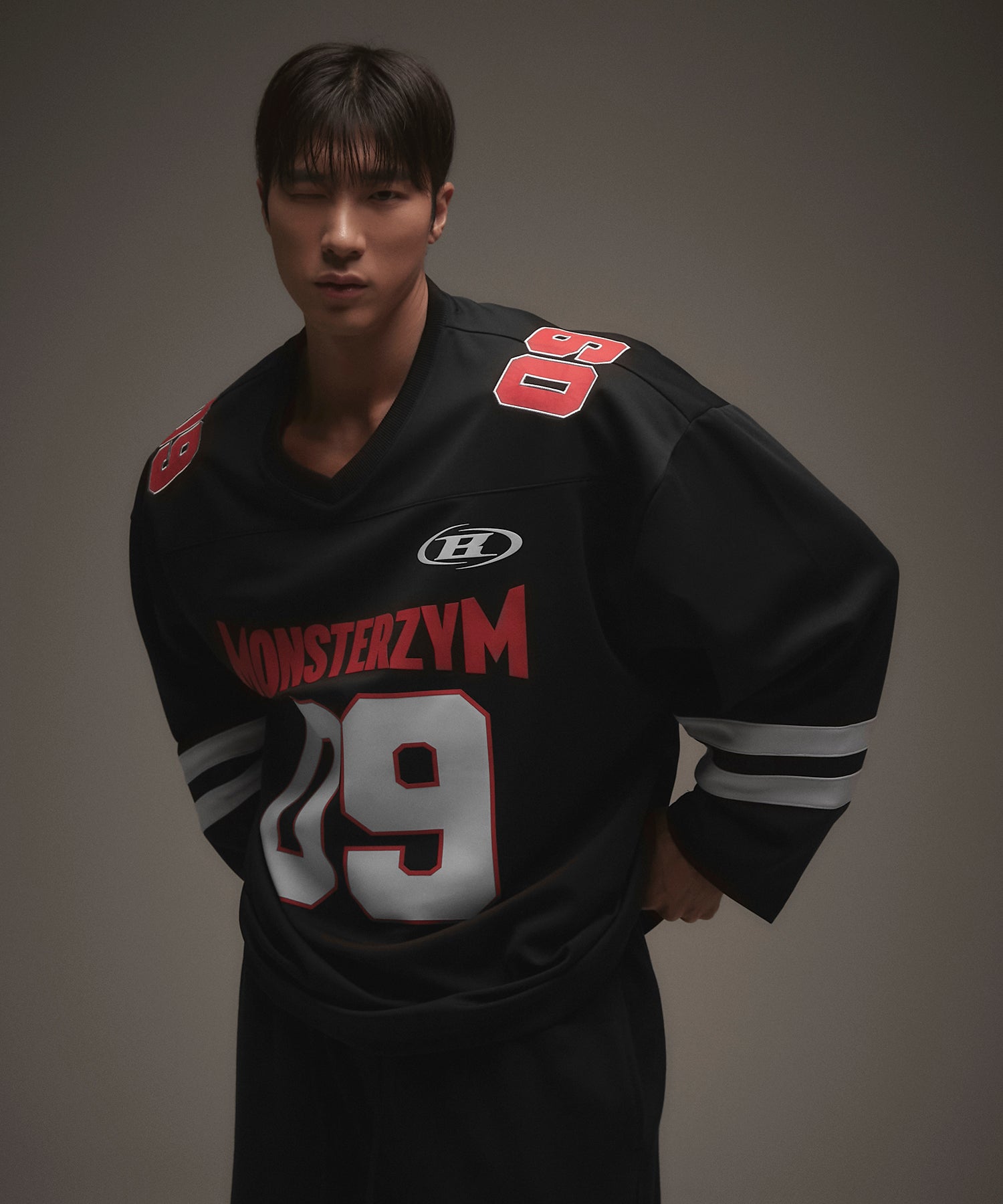 【予約販売：ご注文より1～3週間後に発送予定】MONSTERZYM HOCKEY JERSEY [BLACK]