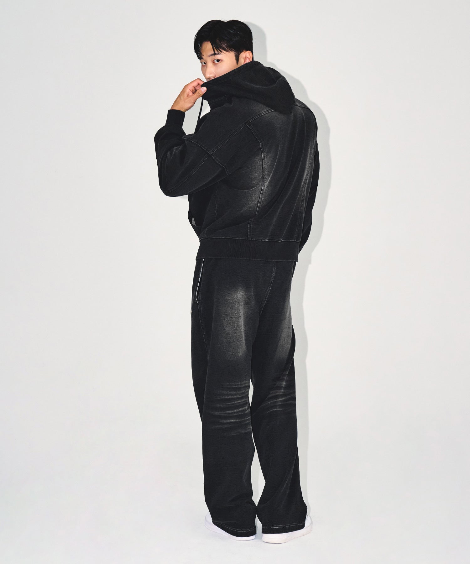 【予約販売：ご注文より1～3週間後に発送予定】DENIM LIKE SWEAT PANTS [BLACK DENIM]