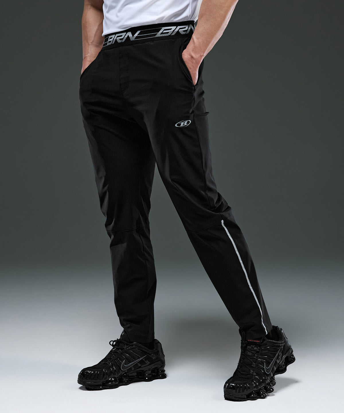 BRN LOGO BAND TECH FORM PANTS [BLACK]