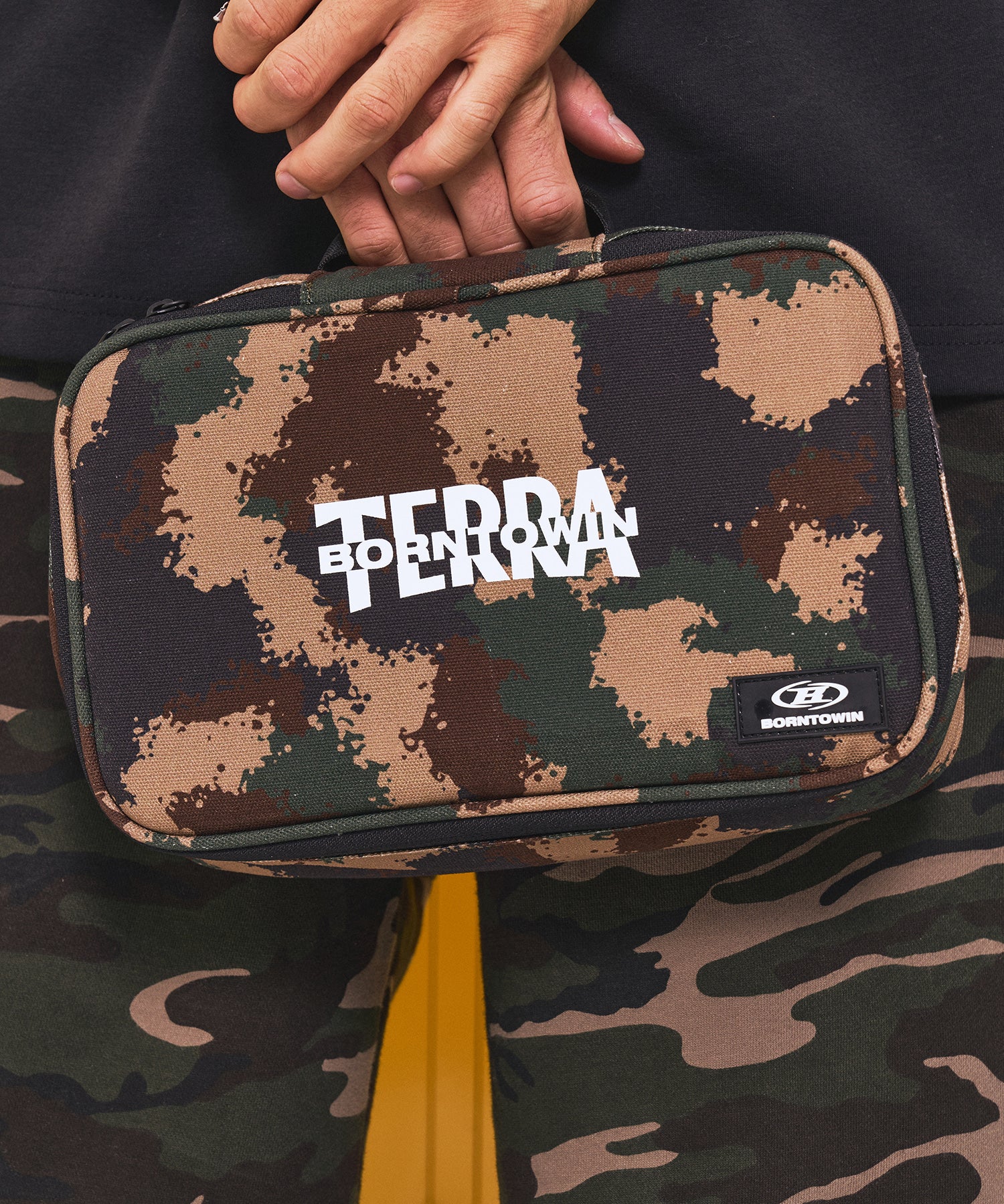 【予約販売：ご注文より1～3週間後に発送予定】BORNTOWIN X TERRA CAMO POUCH [CAMO]