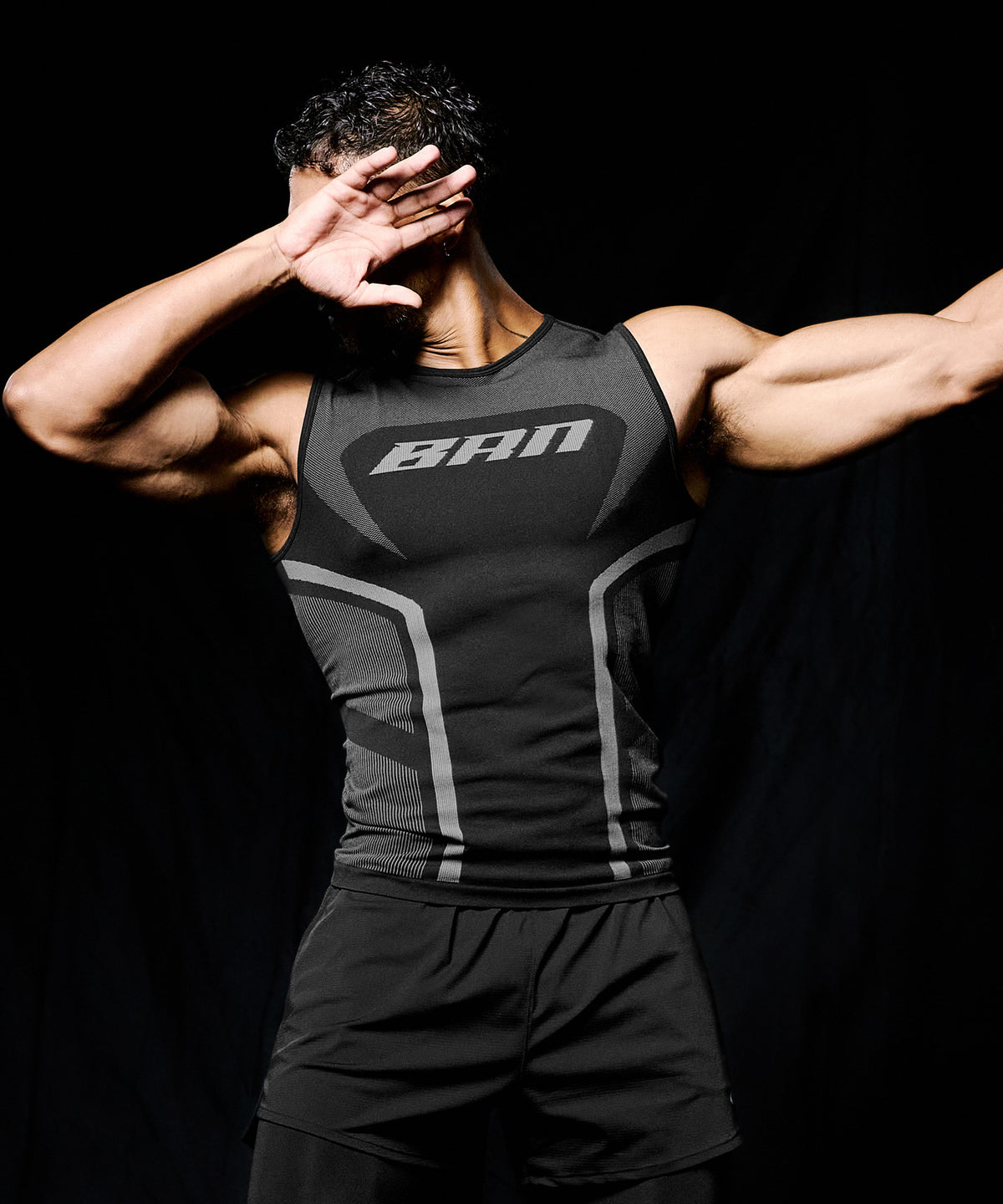 【韓国限定】BRN ECLIPSE SEAMLESS SLEEVELESS [BLACK]