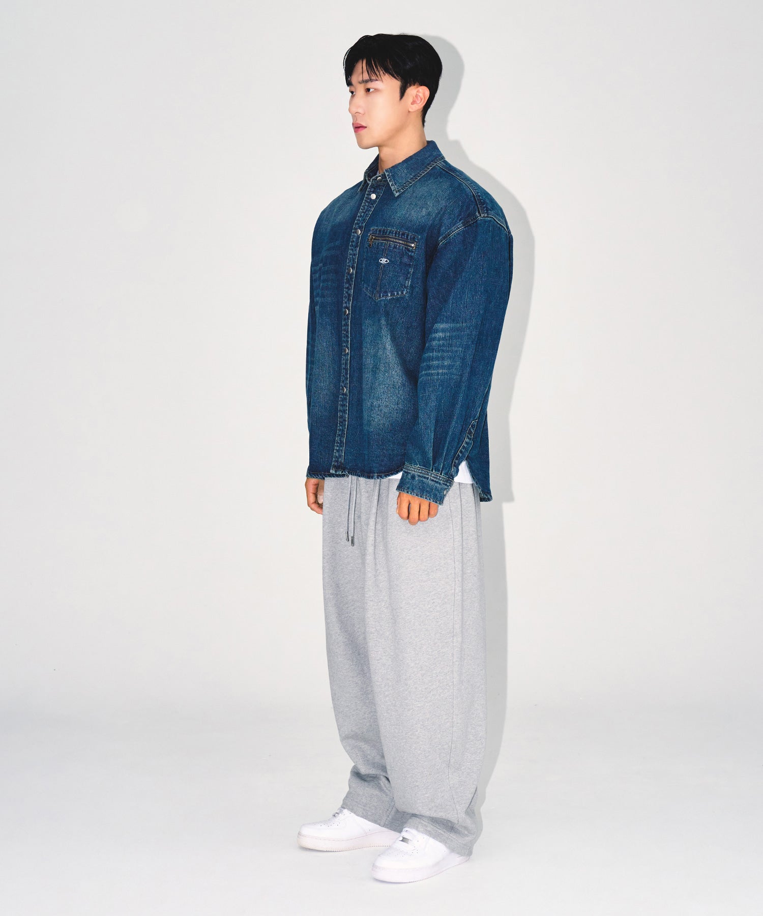 【予約販売：ご注文より1～3週間後に発送予定】WASHED DENIM OVER FIT SHIRTS [MID DENIM]