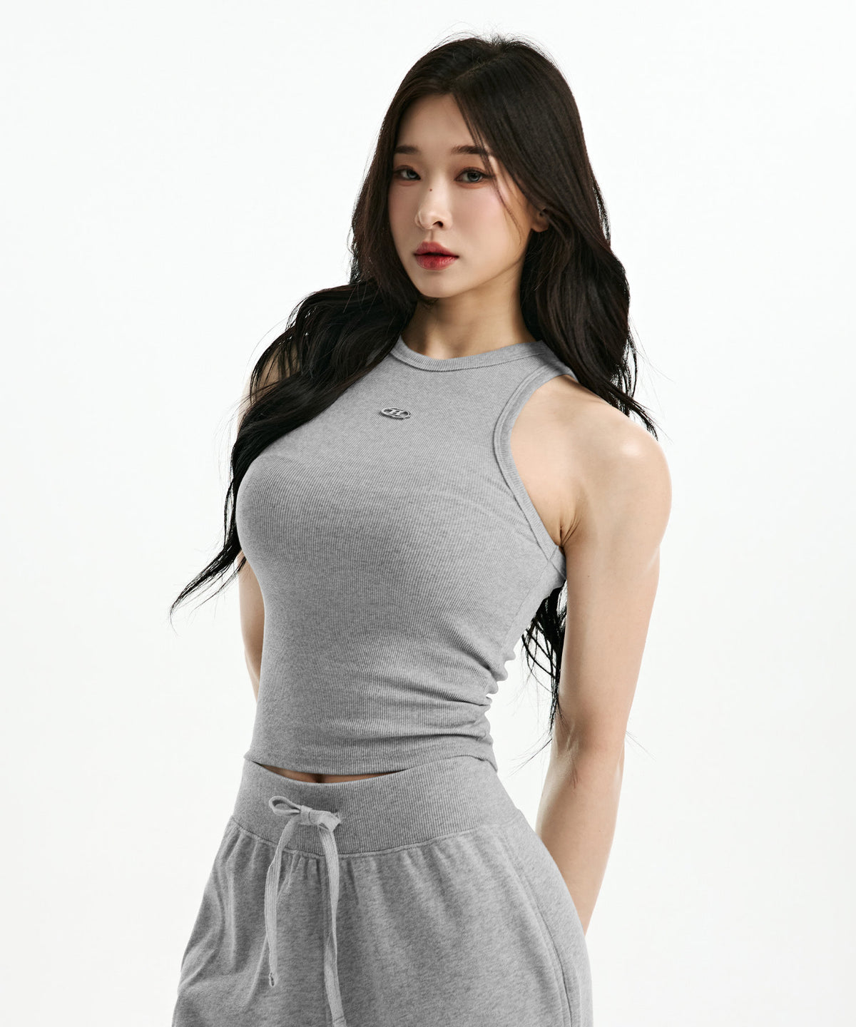 【予約販売：ご注文より1～3週間後に発送予定】B PENDANT RIBBED SEMI CROP SLEEVELESS [MELANGE GREY]
