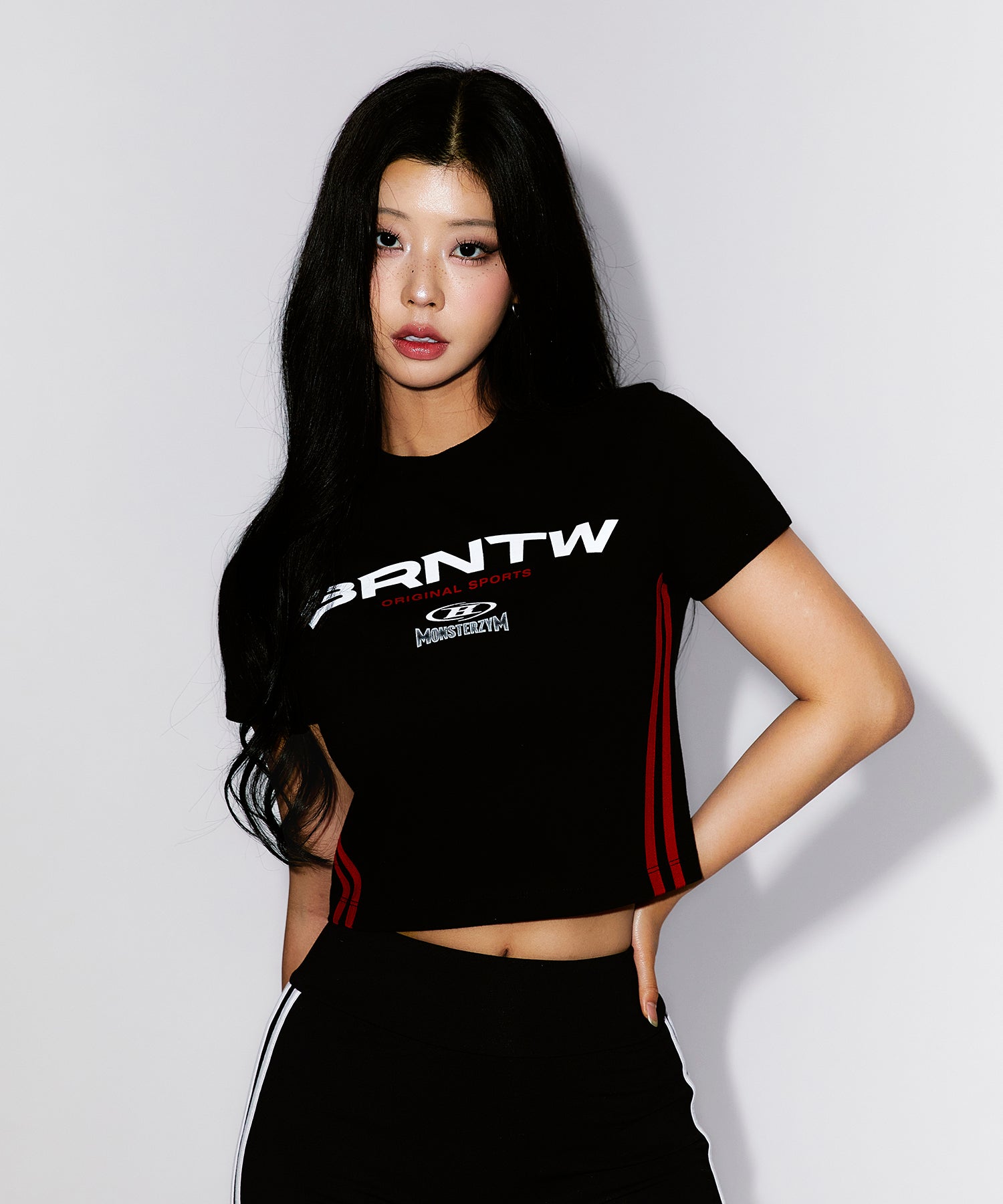 【予約販売：ご注文より1～3週間後に発送予定】MONSTERZYM SEMI CROP T-SHIRTS [BLACK]