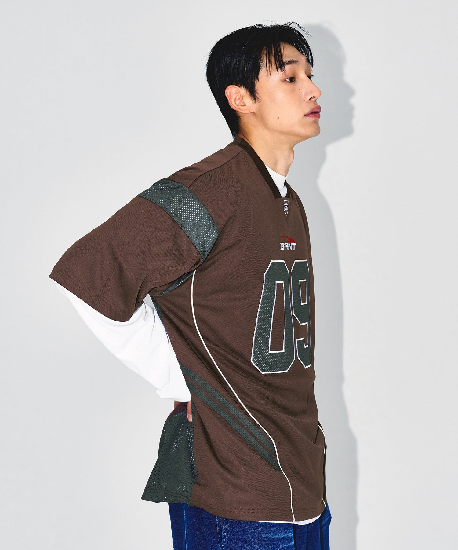 【予約販売：ご注文より1～3週間後に発送予定】09 APPLIQUE RUGBY JERSEY T-SHIRTS [BROWN]
