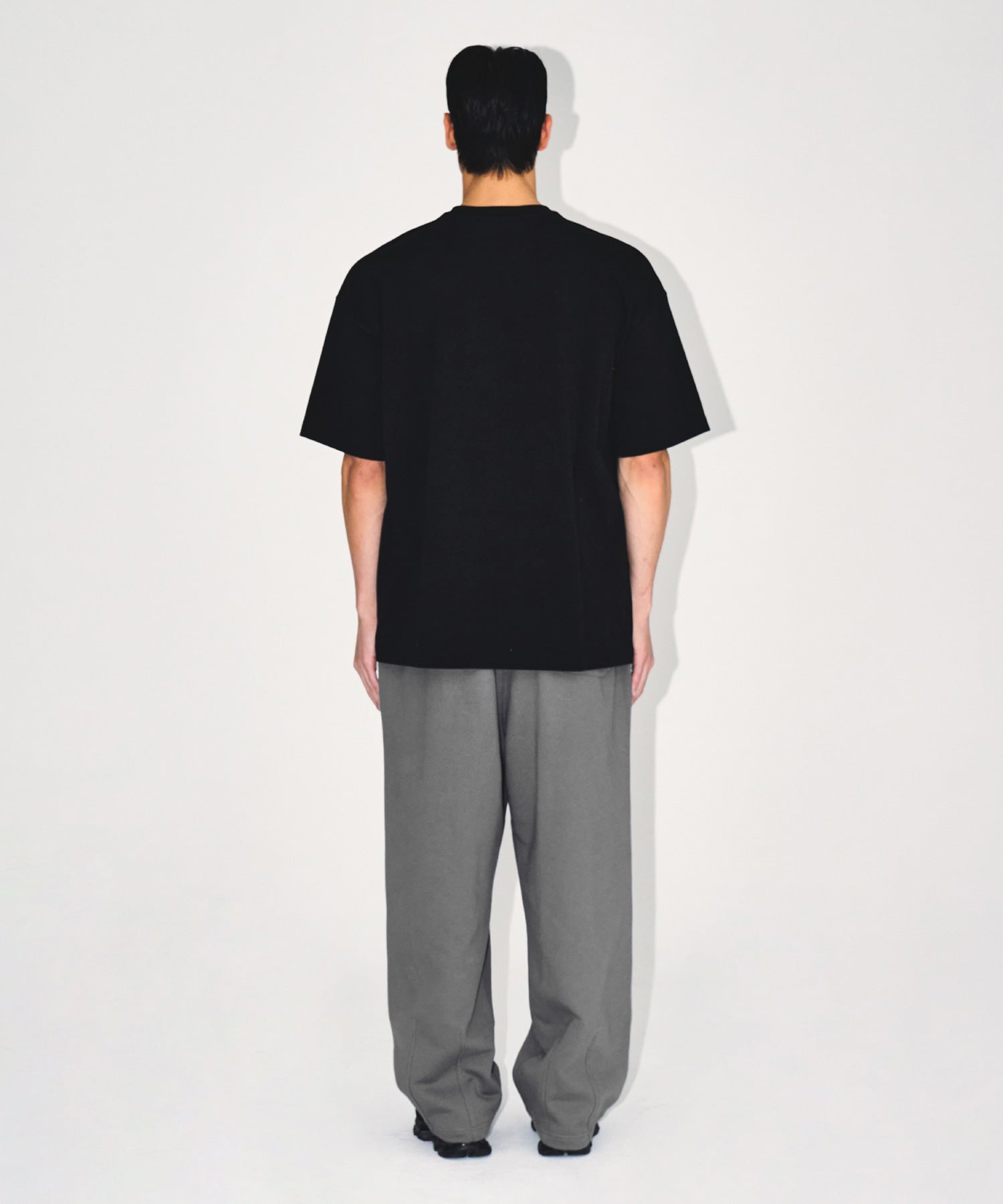 【予約販売：ご注文より1～3週間後に発送予定】EMBLEM LOGO SEMI OVER FIT T-SHIRTS [BLACK]