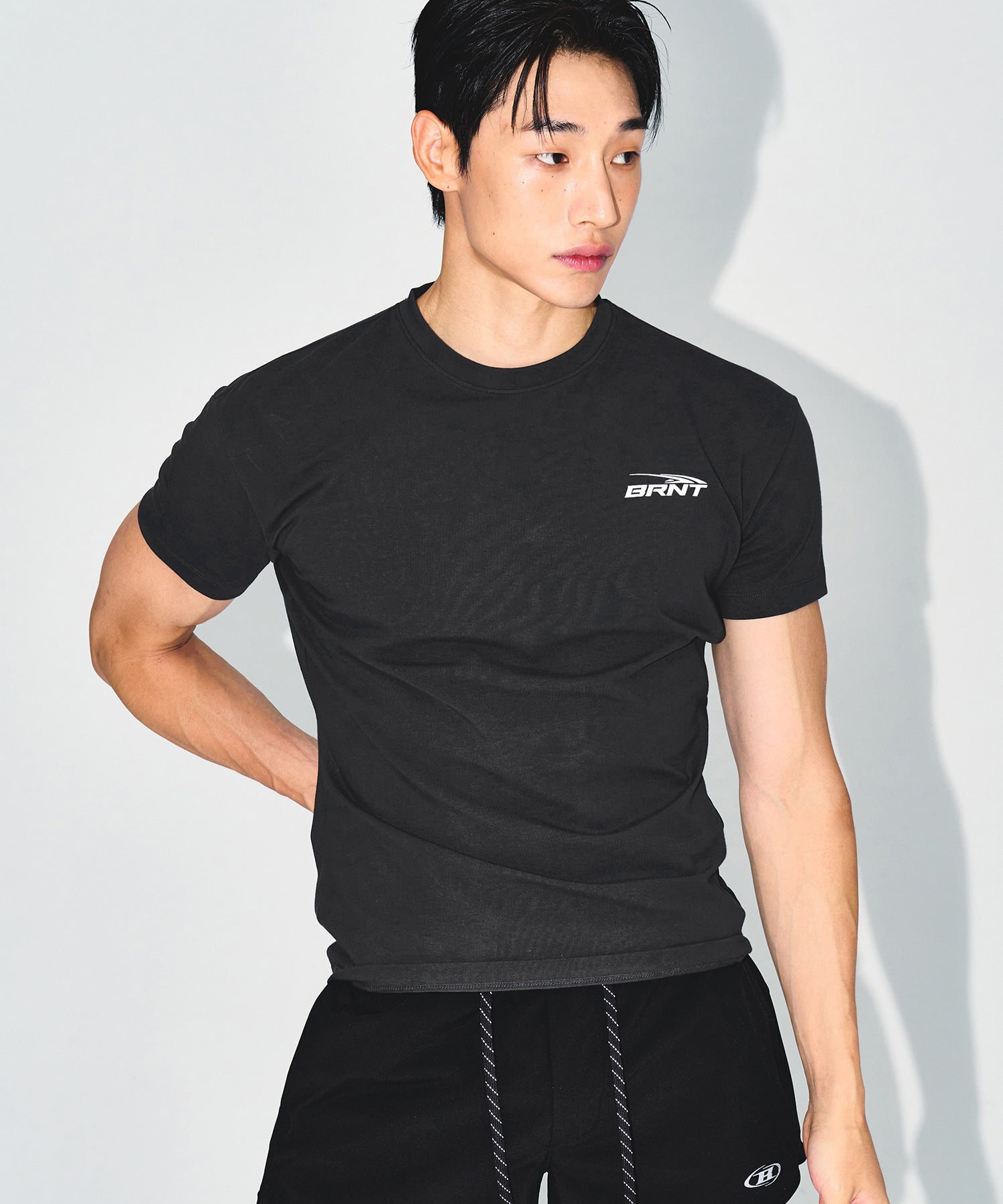 【予約販売：ご注文より1～3週間後に発送予定】BRNT BACK LOGO MUSCLE FIT T-SHIRTS [CHARCOAL]