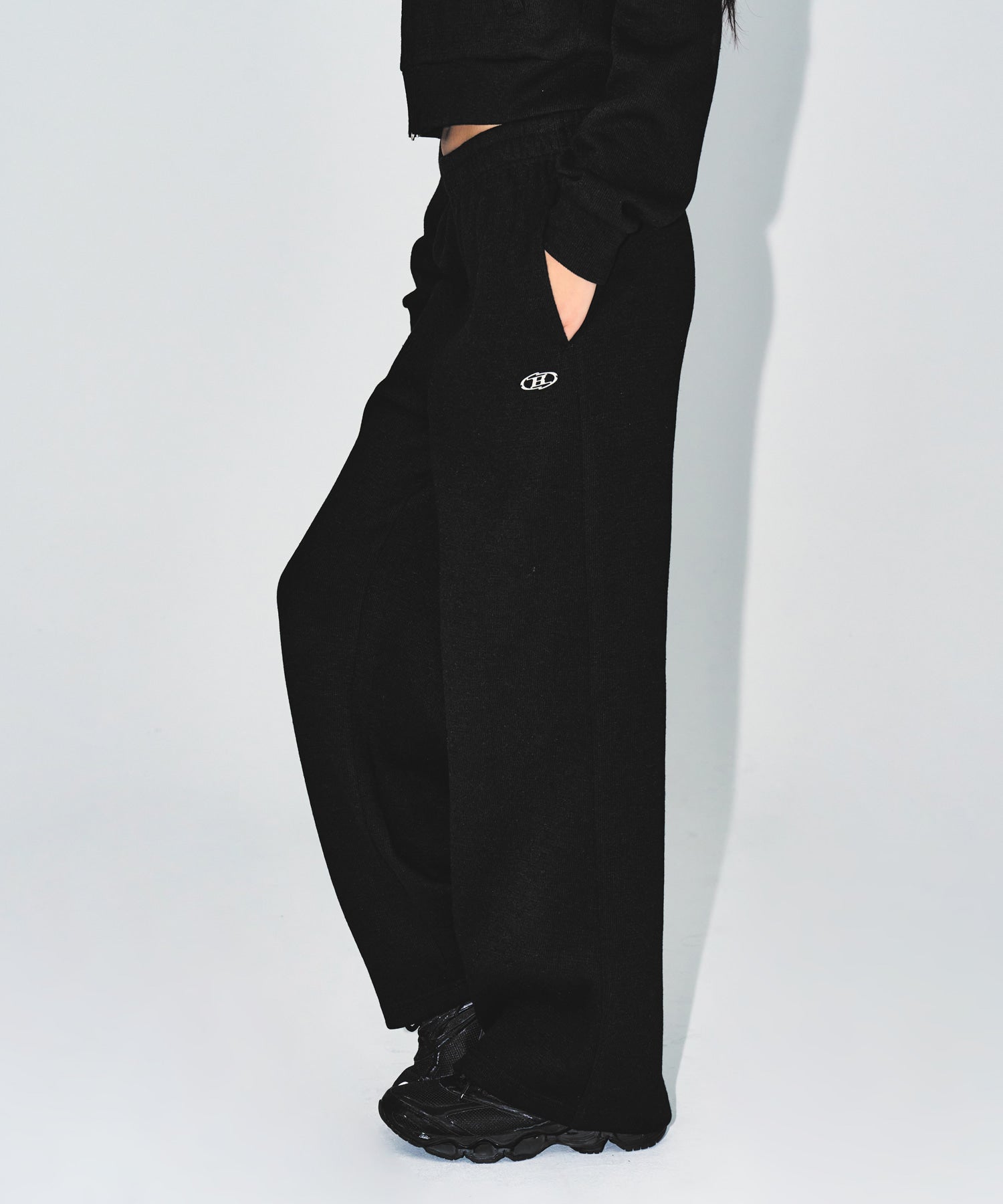 【予約販売：ご注文より1～3週間後に発送予定】W KNIT LIKE SEMI WIDE PANTS [BLACK]