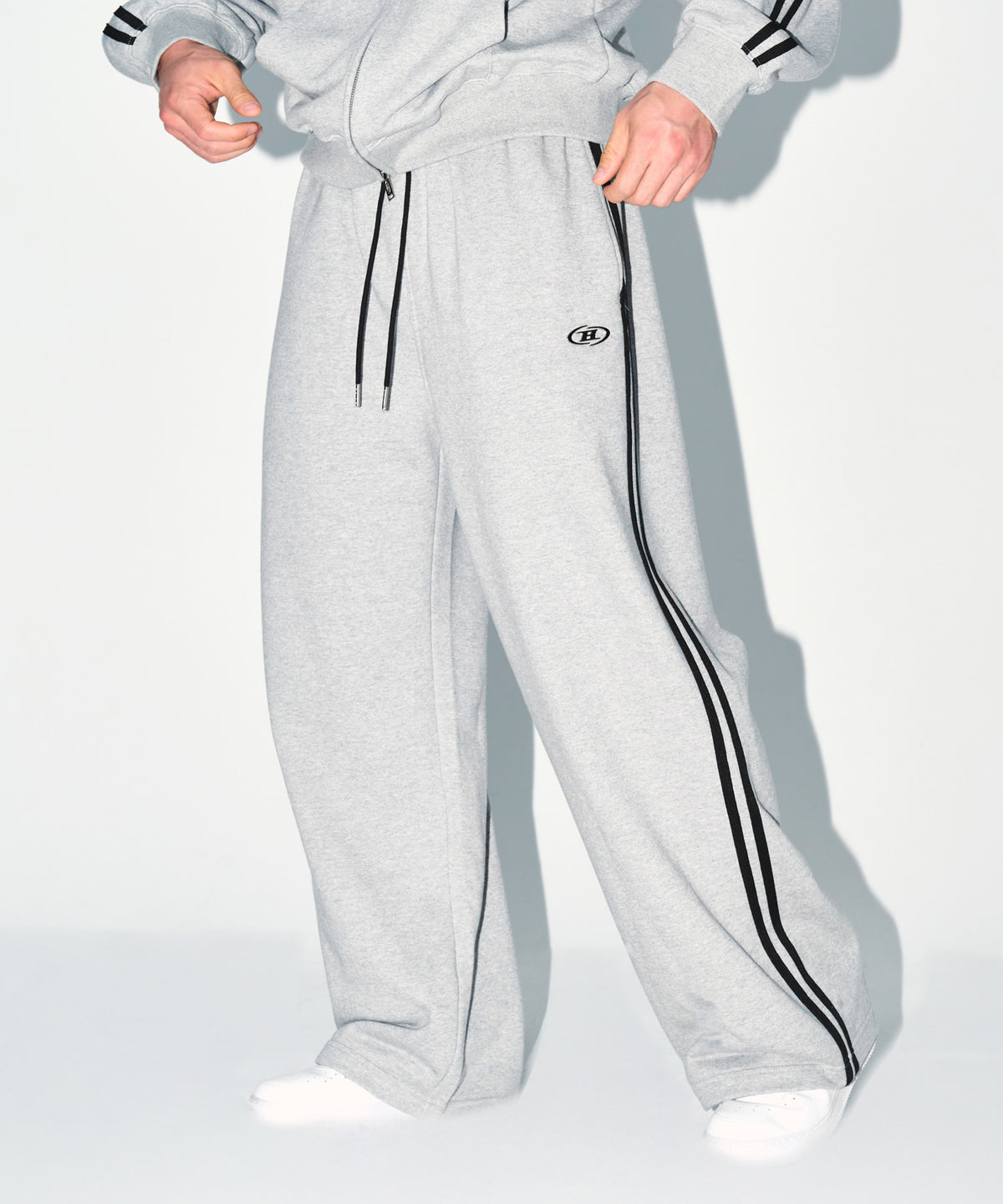 【韓国限定】CHROME B TRACK LINE SEMI WIDE PANTS [MELANGE GREY]