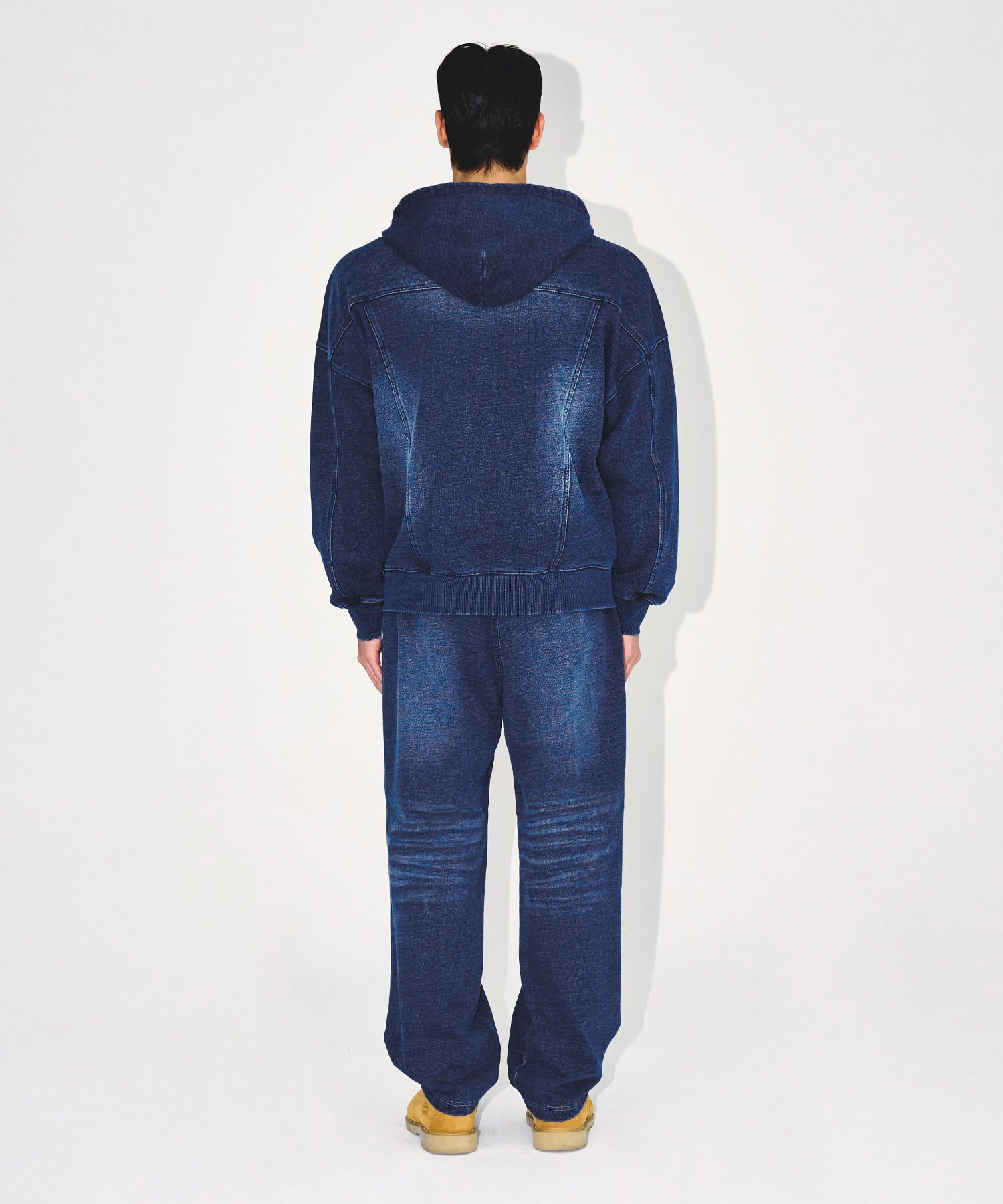 【予約販売：ご注文より1～3週間後に発送予定】DENIM LIKE SWEAT PANTS [MID DENIM]