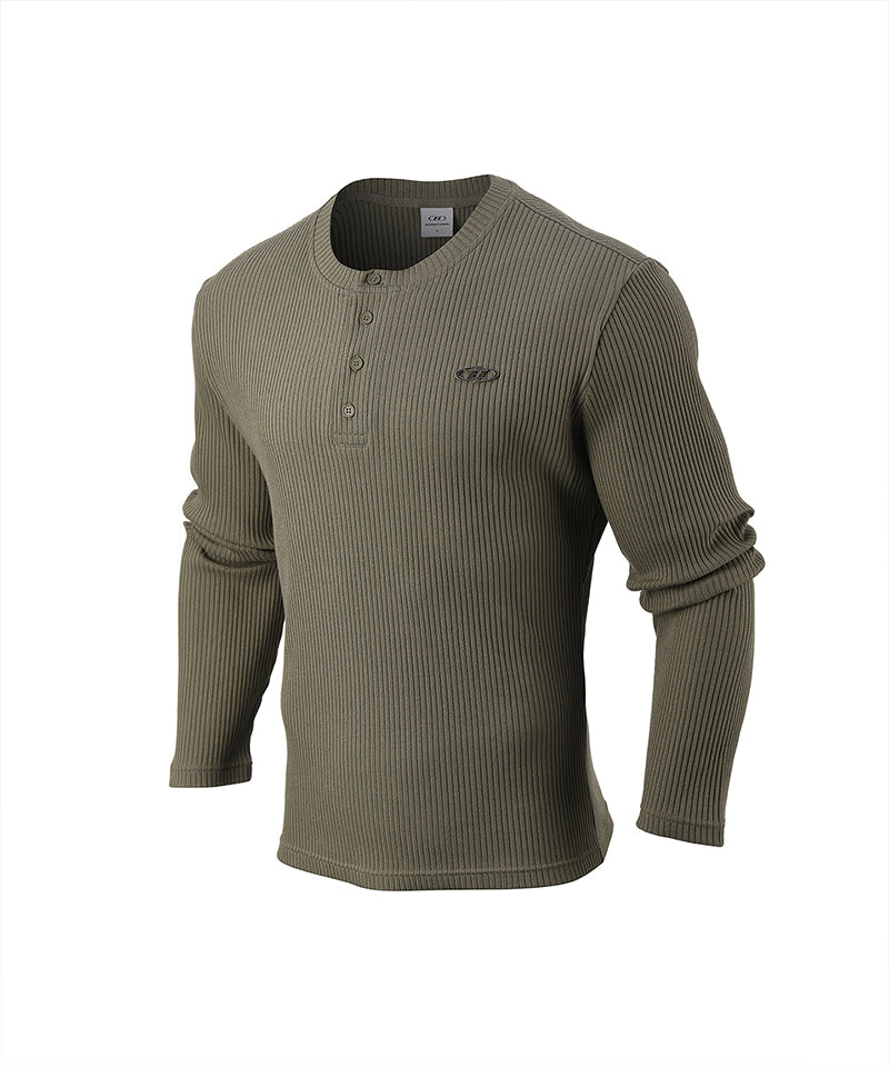 【予約販売：ご注文より1～3週間後に発送予定】B PENDANT HENRY NECK MUSCLE FIT LONG SLEEVE [KHAKI]