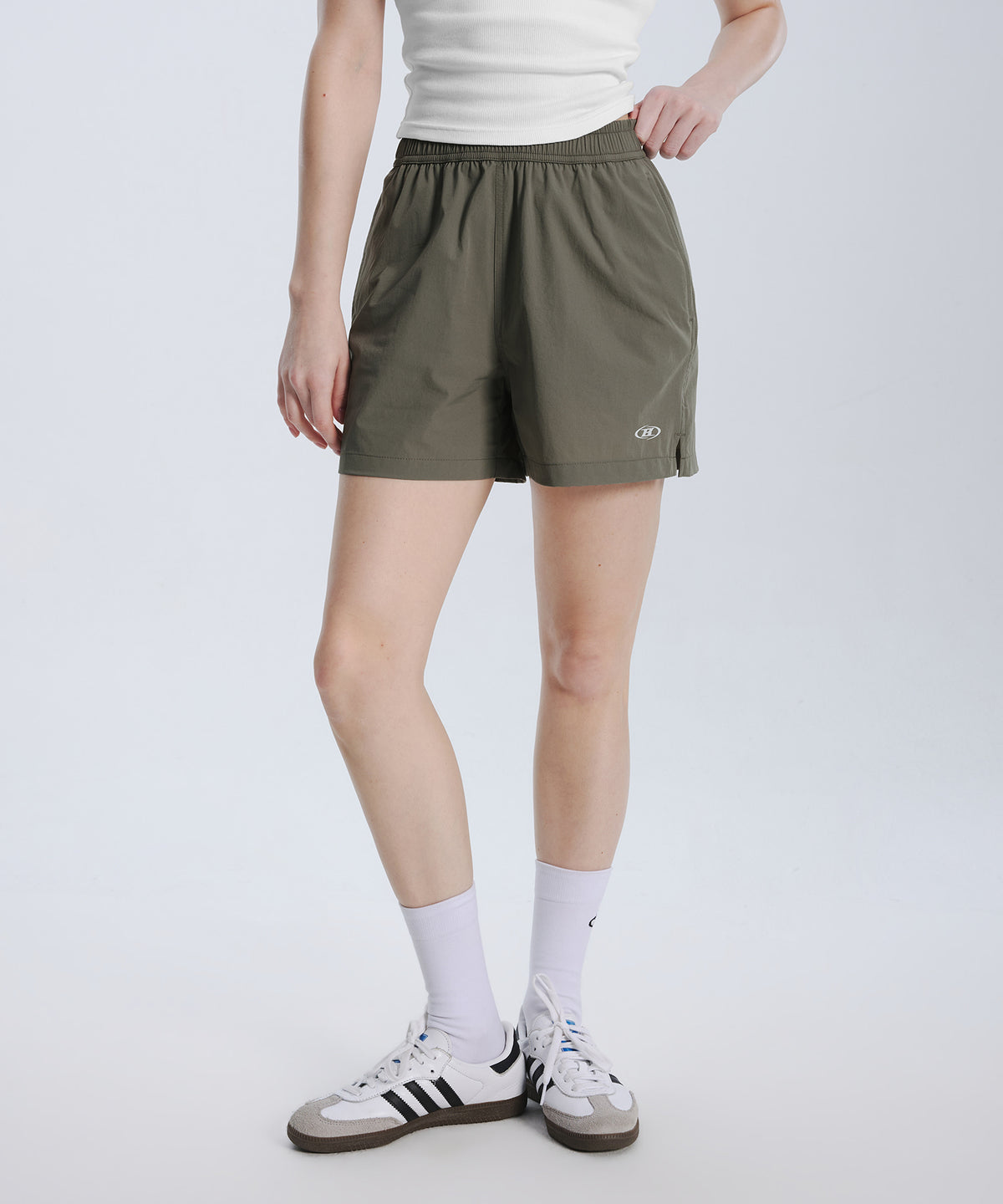 【韓国限定】W SYMBOL B ESSENTIAL ACTIVE SHORTS [KHAKI]