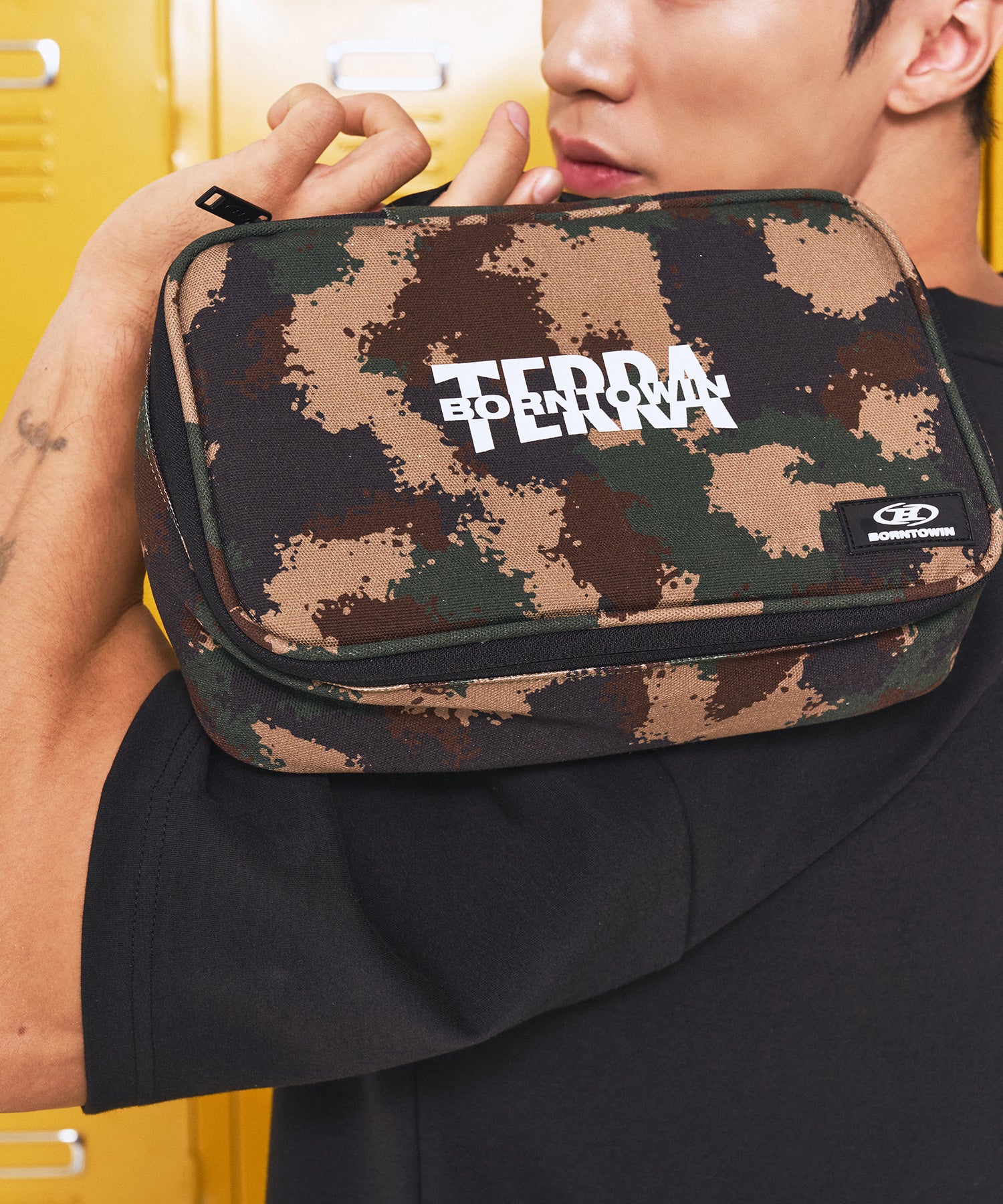 【予約販売：ご注文より1～3週間後に発送予定】BORNTOWIN X TERRA CAMO POUCH [CAMO]