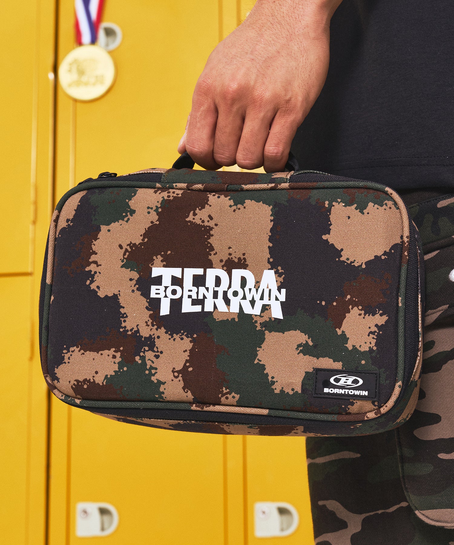 【予約販売：ご注文より1～3週間後に発送予定】BORNTOWIN X TERRA CAMO POUCH [CAMO]
