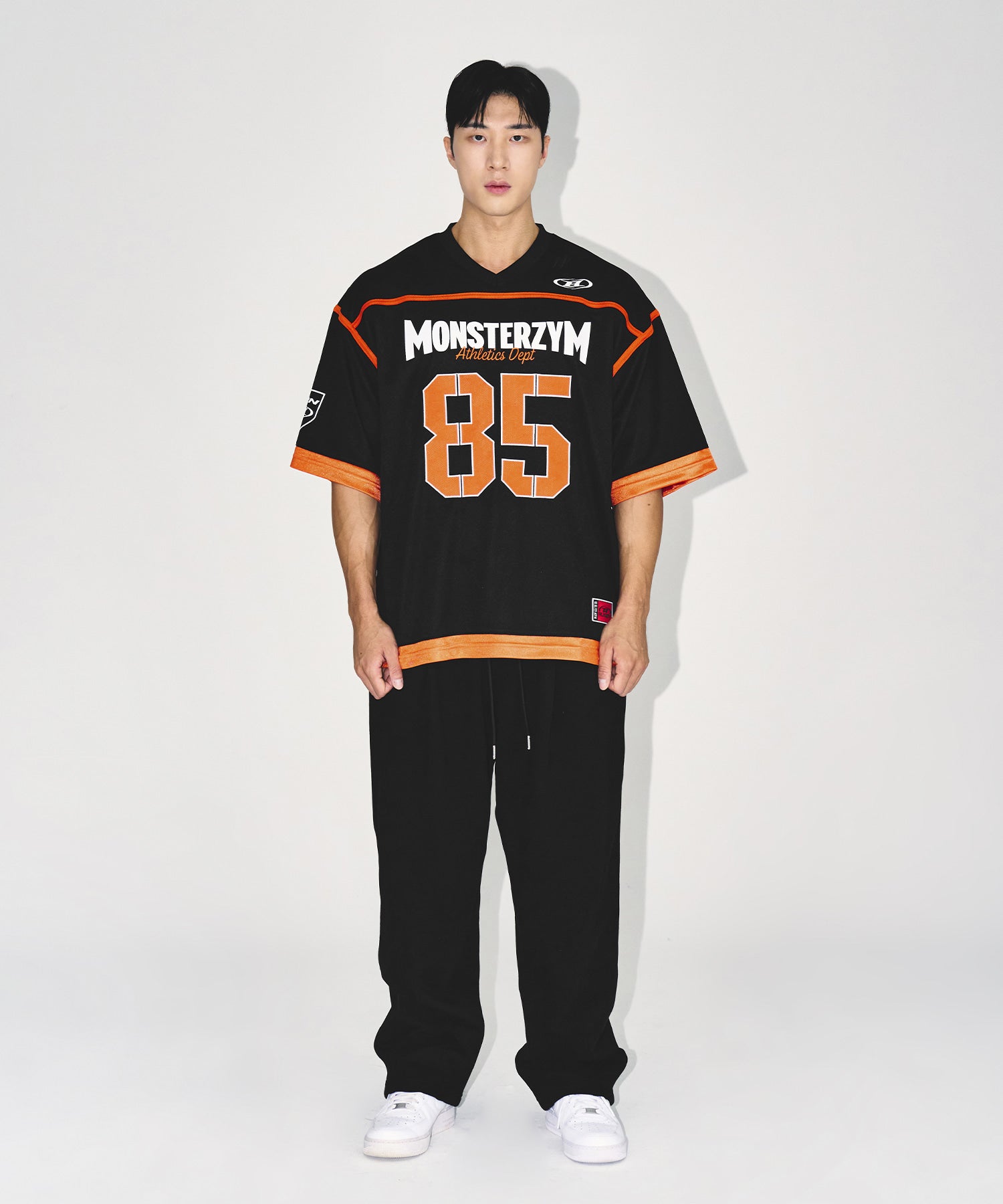 【予約販売：ご注文より1～3週間後に発送予定】MONSTERZYM 85 RUGBY JERSEY [BLACK]