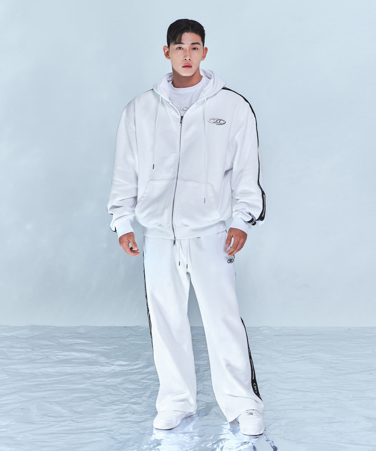 【韓国限定】BIG CHROME B BLACK LINE ZIP-UP HOODIE [WHITE]