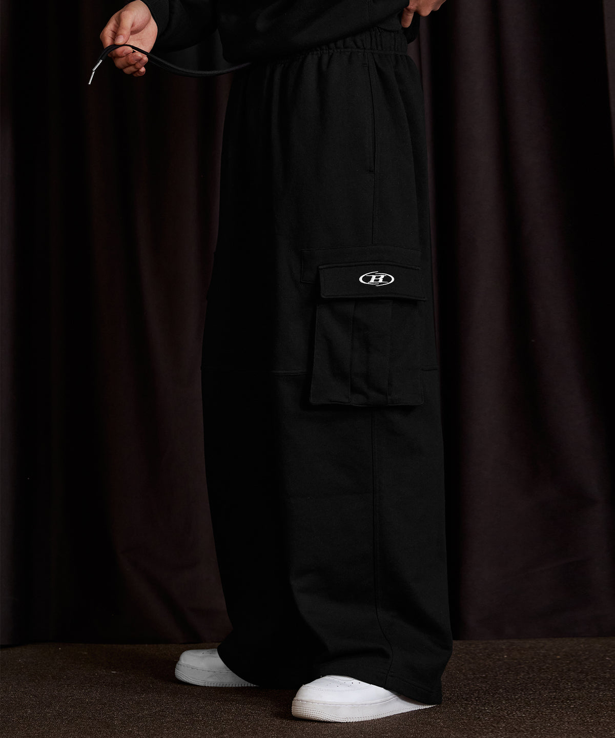 【韓国限定】SYMBOL B LOGO CARGO SEMI WIDE PANTS [BLACK]