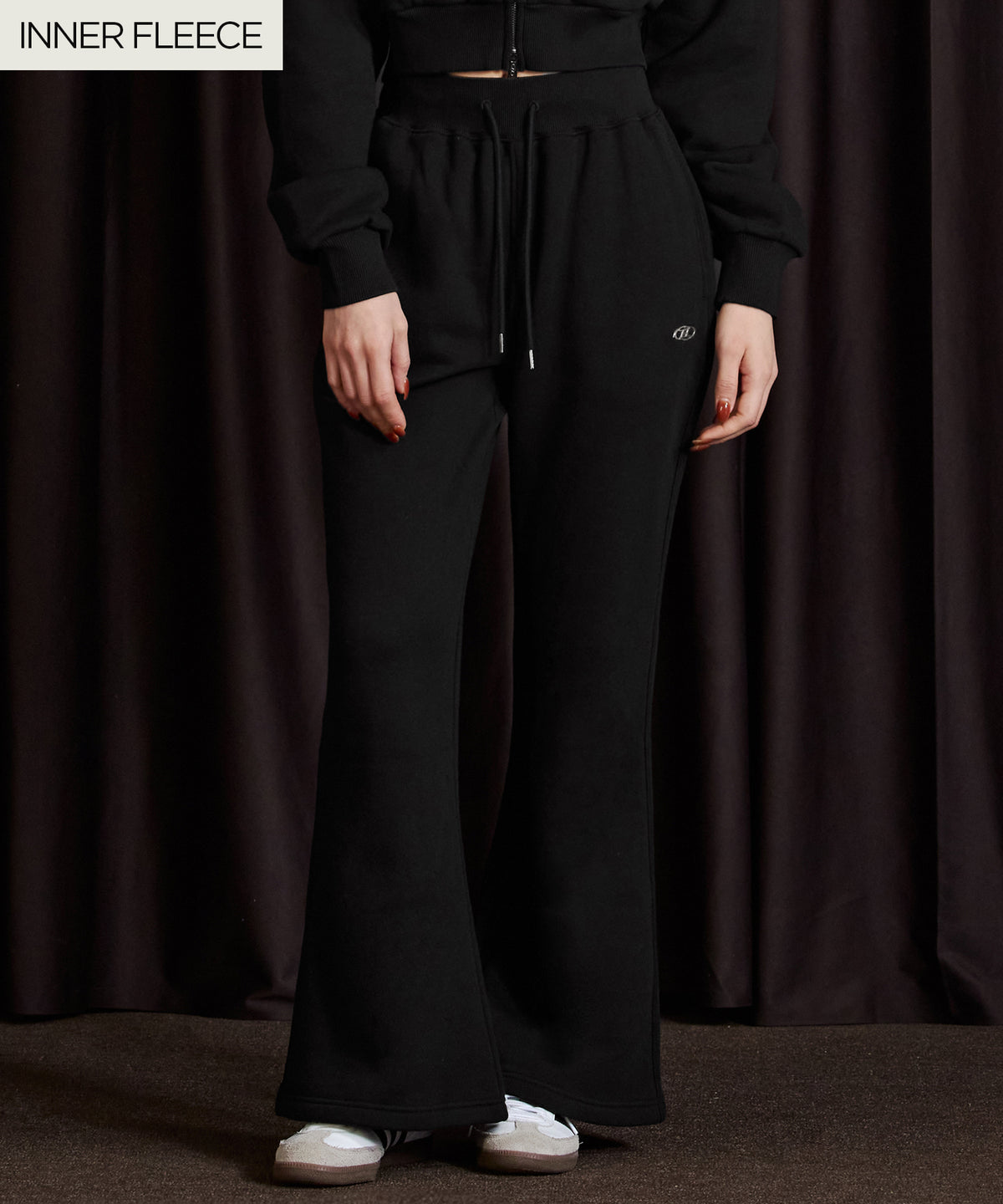 【韓国限定】W CHROME B FLEECE BOOTS CUT SWEAT PANTS [BLACK]