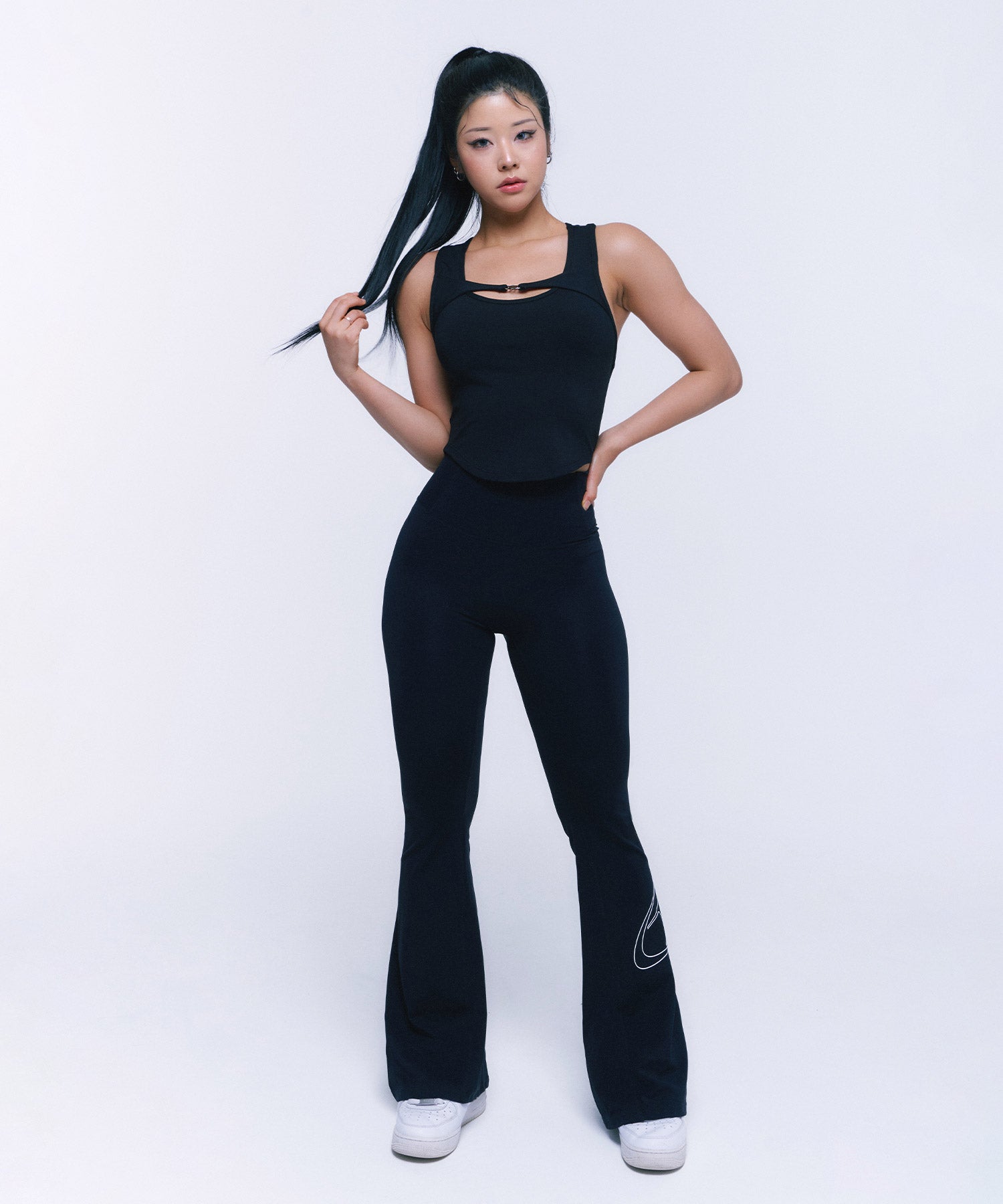 B BUCKLE CUT-OUT CROP SLEEVELESS [BLACK]