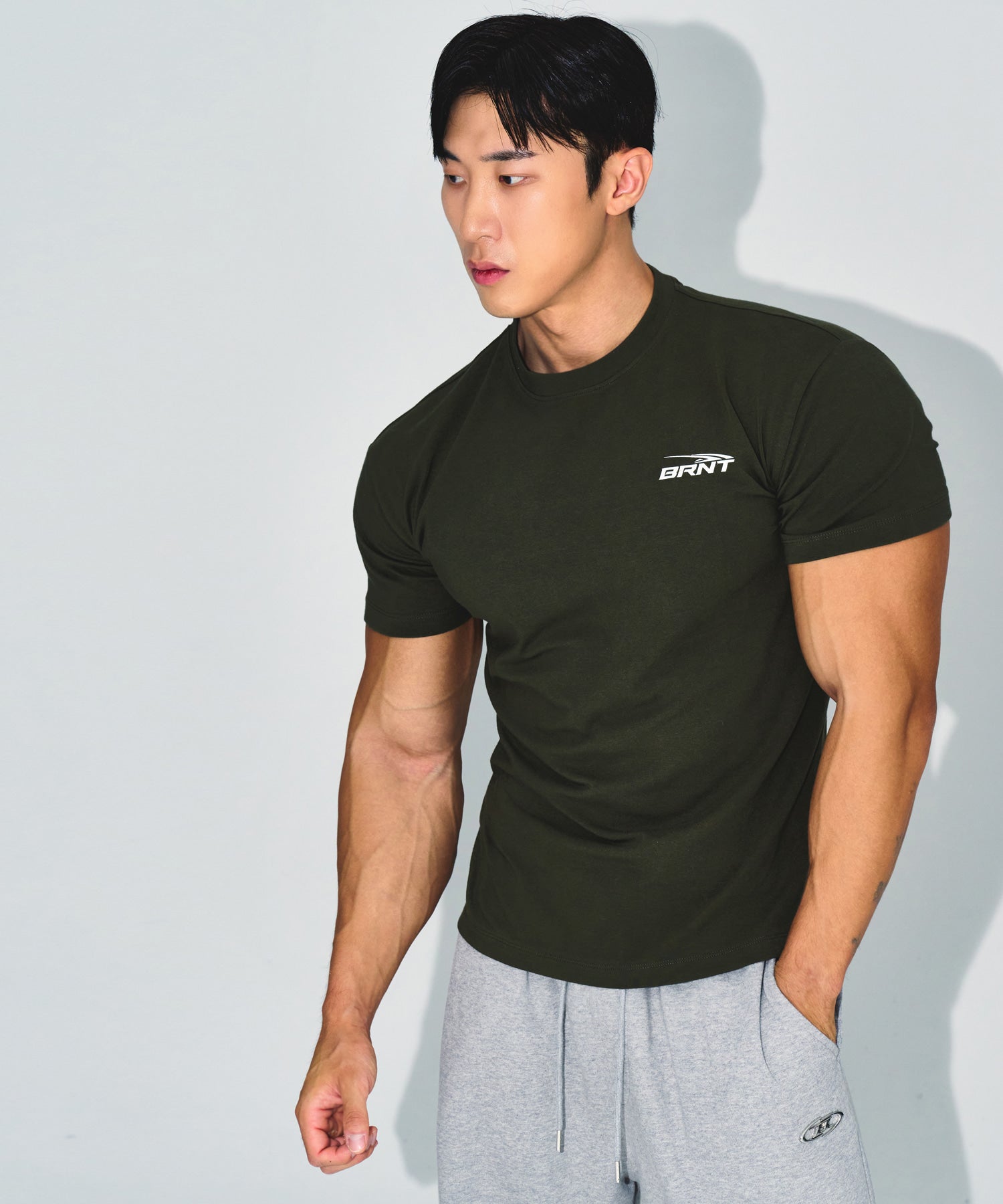 【予約販売：ご注文より1～3週間後に発送予定】BRNT BACK LOGO MUSCLE FIT T-SHIRTS [KHAKI]