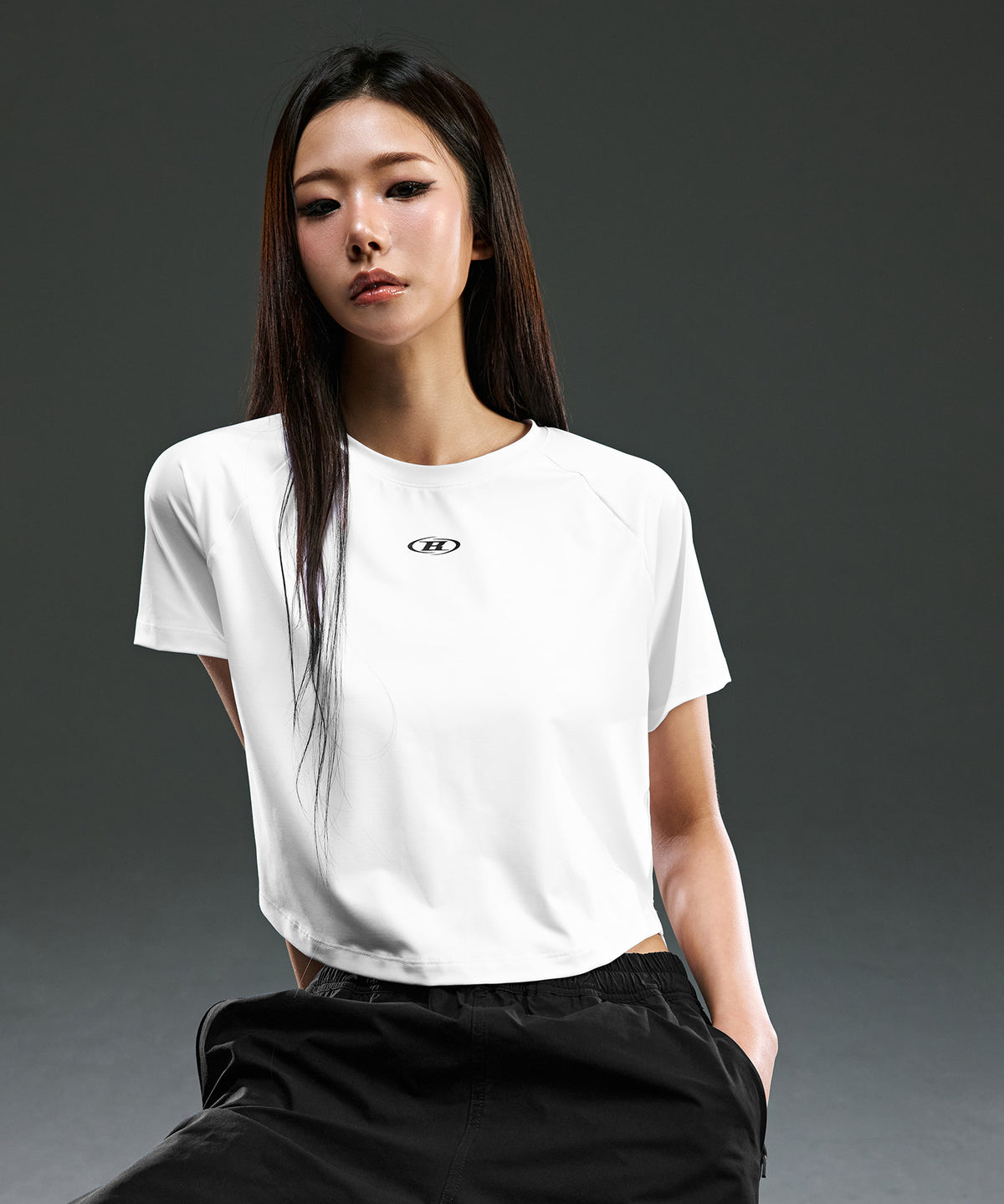 W SYMBOL B COOLEVER CROP T-SHIRTS [WHITE]