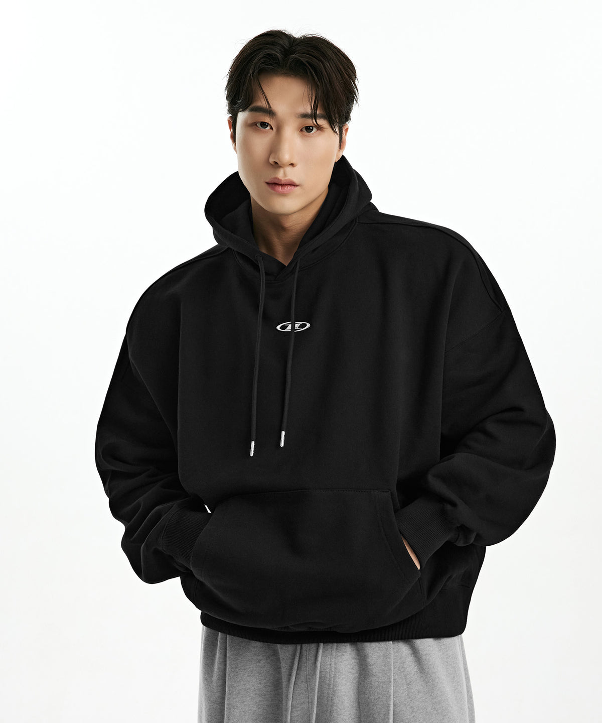 【韓国限定】CHROME B HOODIE [BLACK]