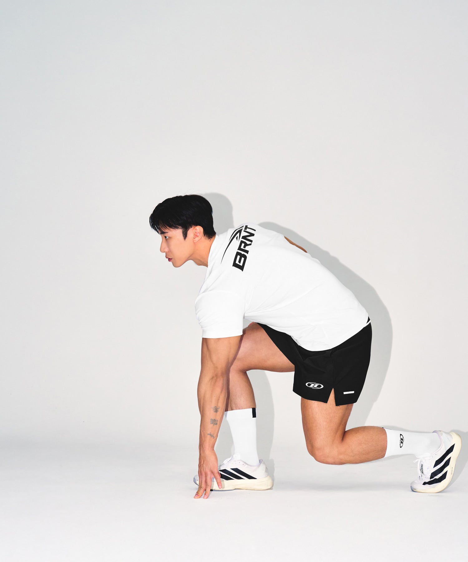 【予約販売：ご注文より1～3週間後に発送予定】BRNT BACK LOGO MUSCLE FIT T-SHIRTS [WHITE]